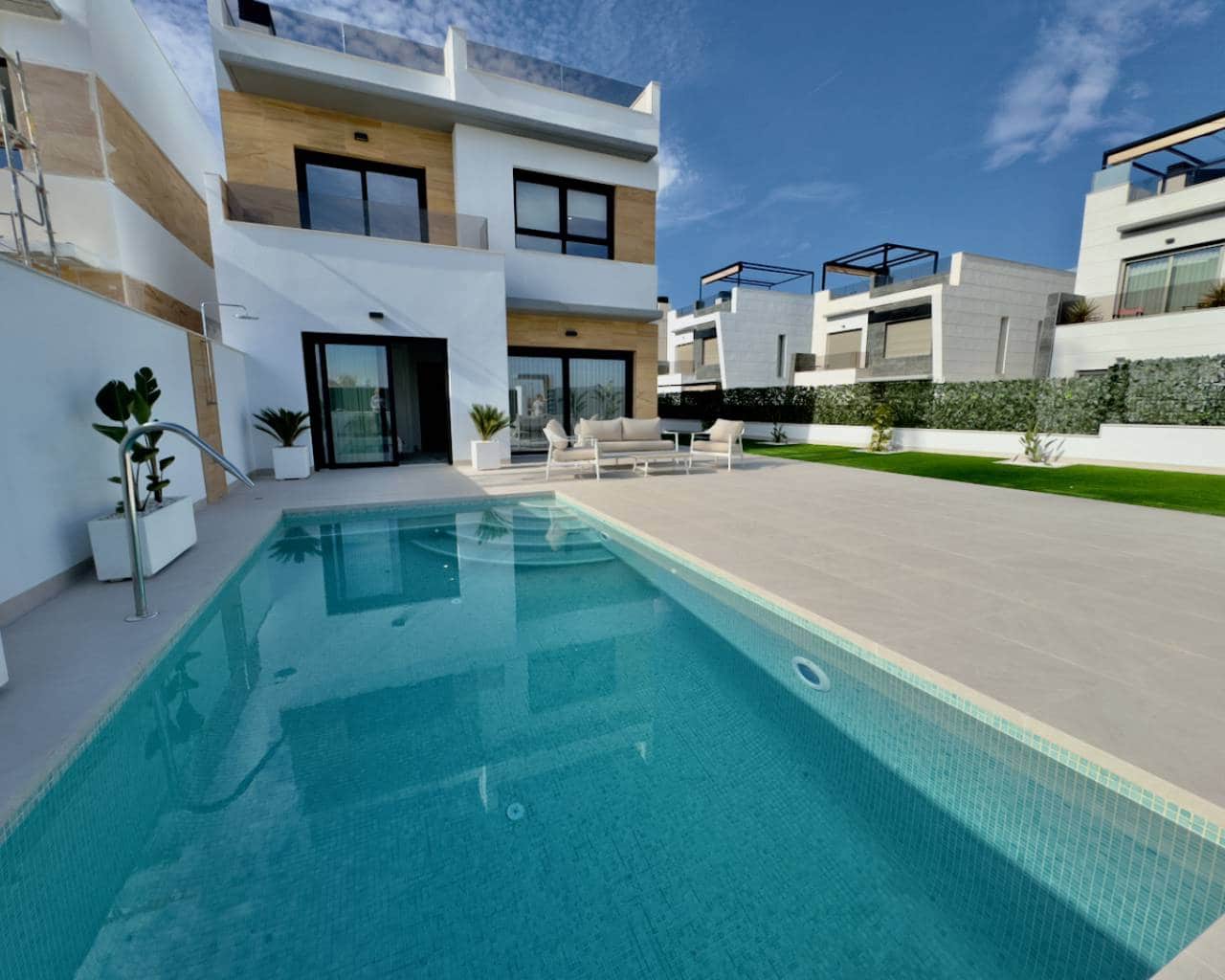 Chalet de 3 habitaciones en Benijófar en venta con garaje - 449.000 € (Ref: 9426130)