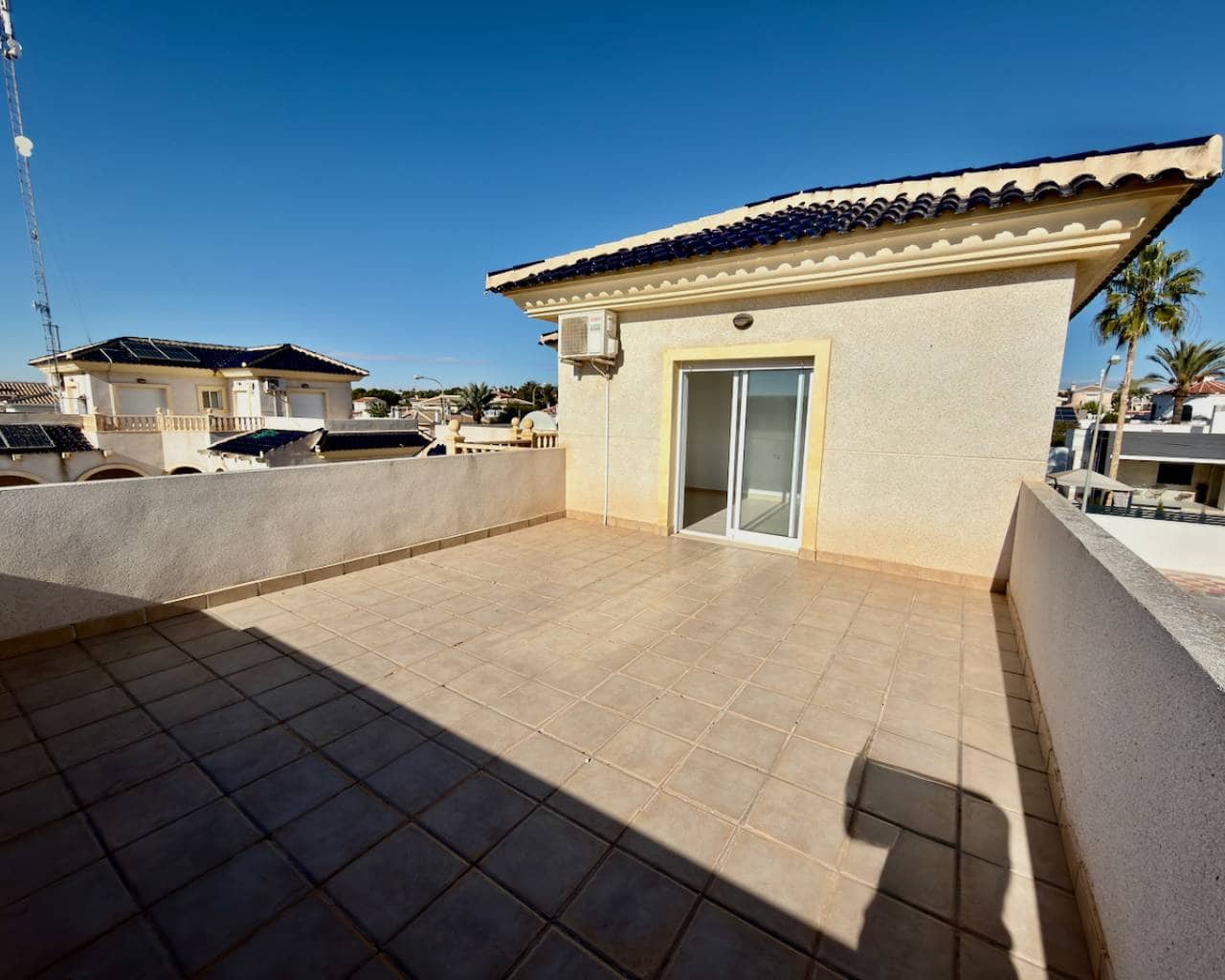 5 makuuhuone Huvila myytävänä paikassa Ciudad Quesada mukana uima-altaan 
autotalli - 550 000 € (Ref: 9435028)