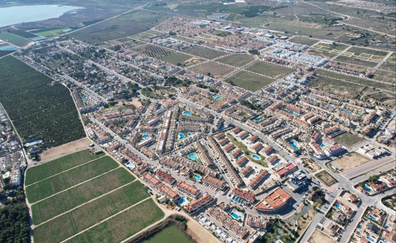 2 makuuhuone Omakotitalo myytävänä paikassa Ciudad Quesada mukana uima-altaan 
autotalli - 235 000 € (Ref: 9445533)