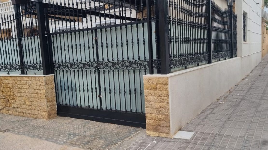 4 slaapkamer Halfvrijstaande villa te koop in La Zenia met zwembad - € 359.000 (Ref: 9496711)