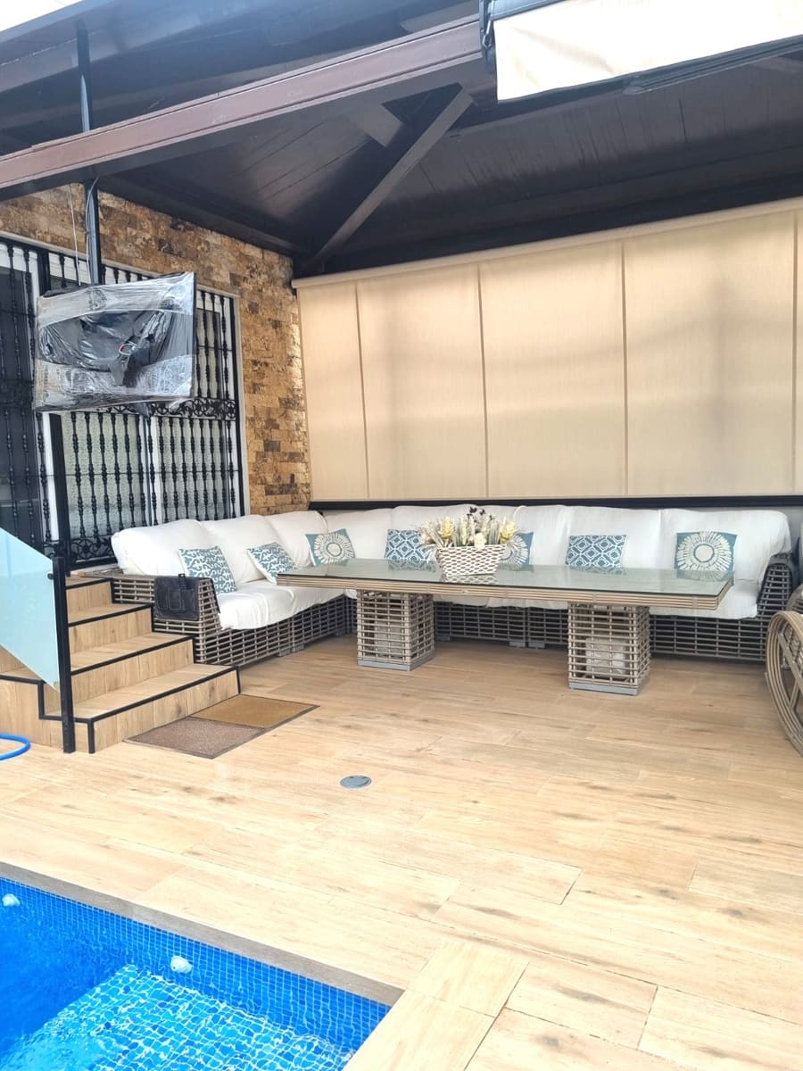 4 slaapkamer Halfvrijstaande villa te koop in La Zenia met zwembad - € 359.000 (Ref: 9496711)