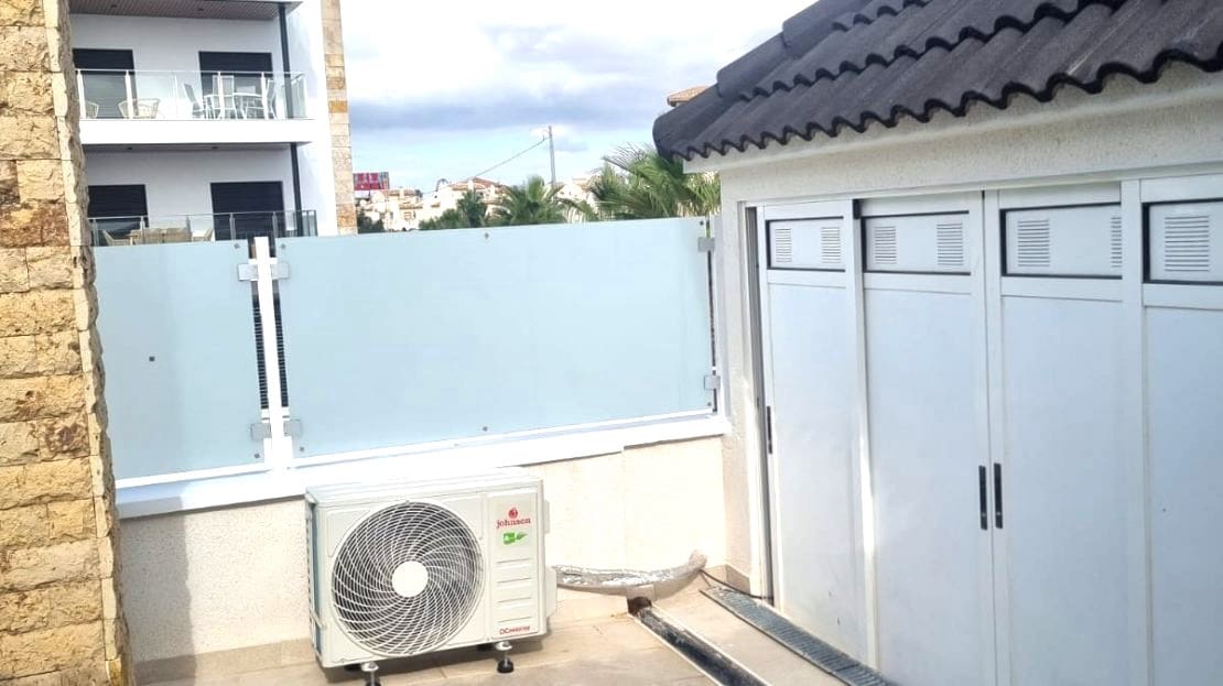4 slaapkamer Halfvrijstaande villa te koop in La Zenia met zwembad - € 359.000 (Ref: 9496711)