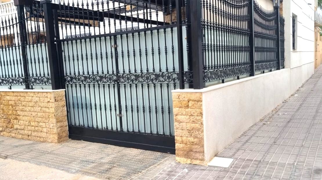4 slaapkamer Halfvrijstaande villa te koop in La Zenia met zwembad - € 359.000 (Ref: 9496711)