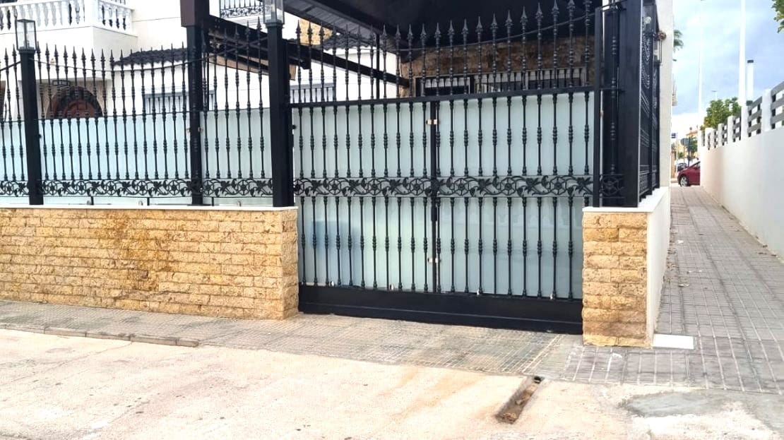 4 slaapkamer Halfvrijstaande villa te koop in La Zenia met zwembad - € 359.000 (Ref: 9496711)