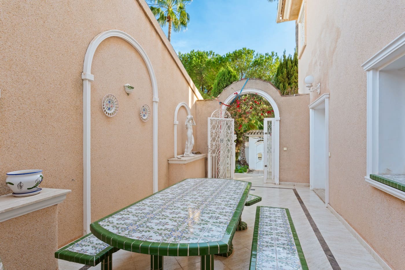 5 bedroom Villa for sale in Dona Pepa with garage - € 800,000 (Ref: 9511474)