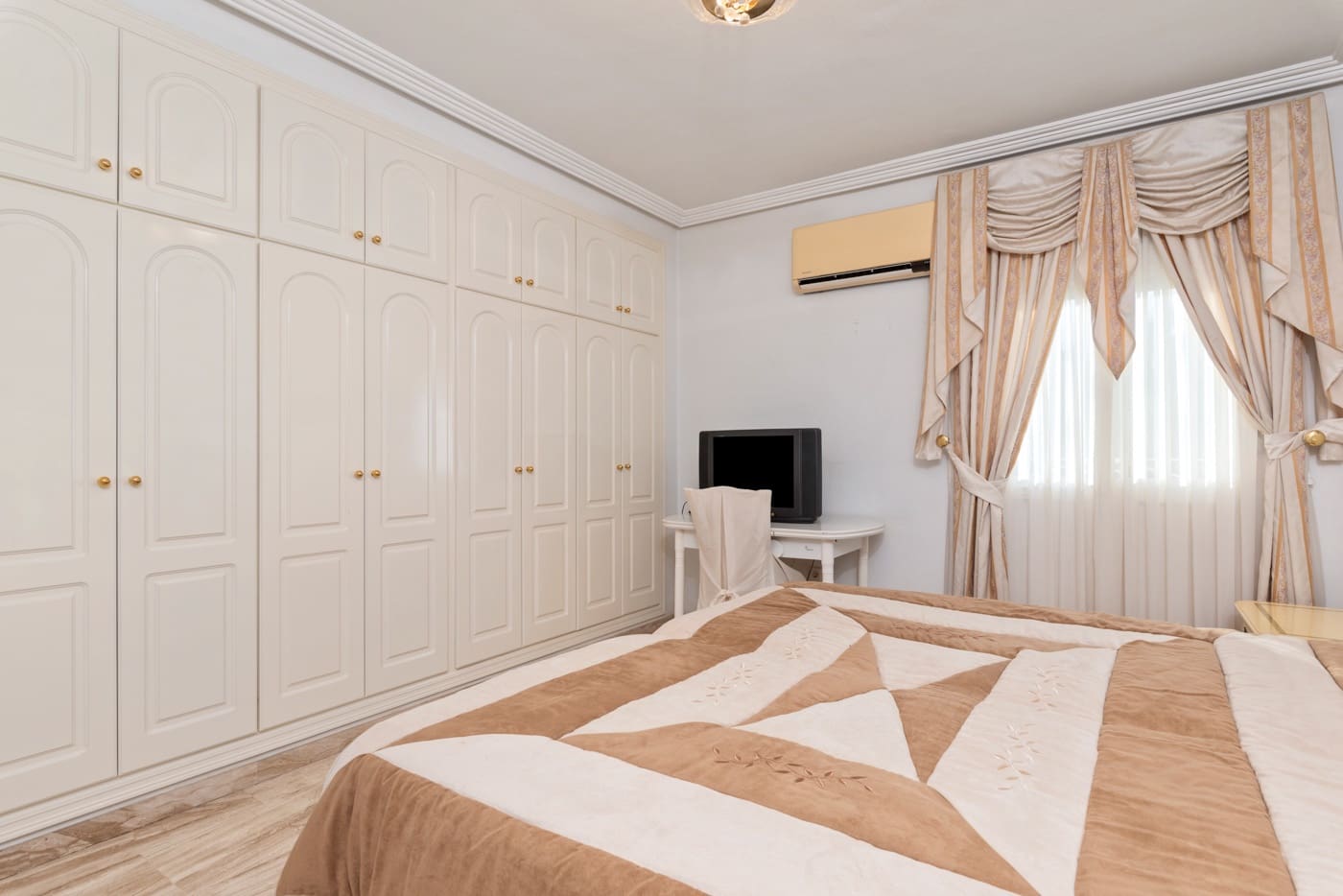 5 bedroom Villa for sale in Dona Pepa with garage - € 800,000 (Ref: 9511474)