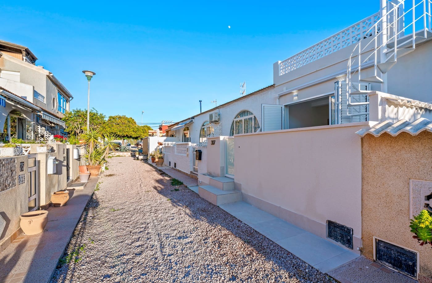 2 makuuhuone Rivitalo myytävänä paikassa Torrevieja - 149 000 € (Ref: 9511479)