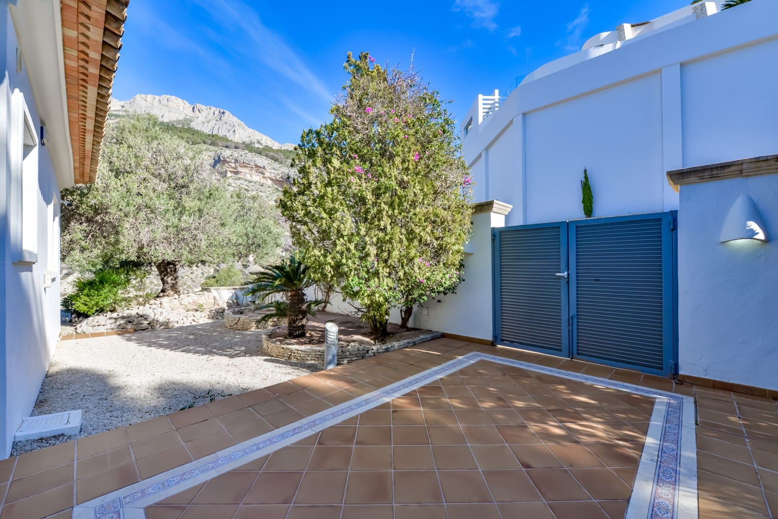 8 bedroom Villa for sale in Altea with garage - € 2,650,000 (Ref: 9511532)