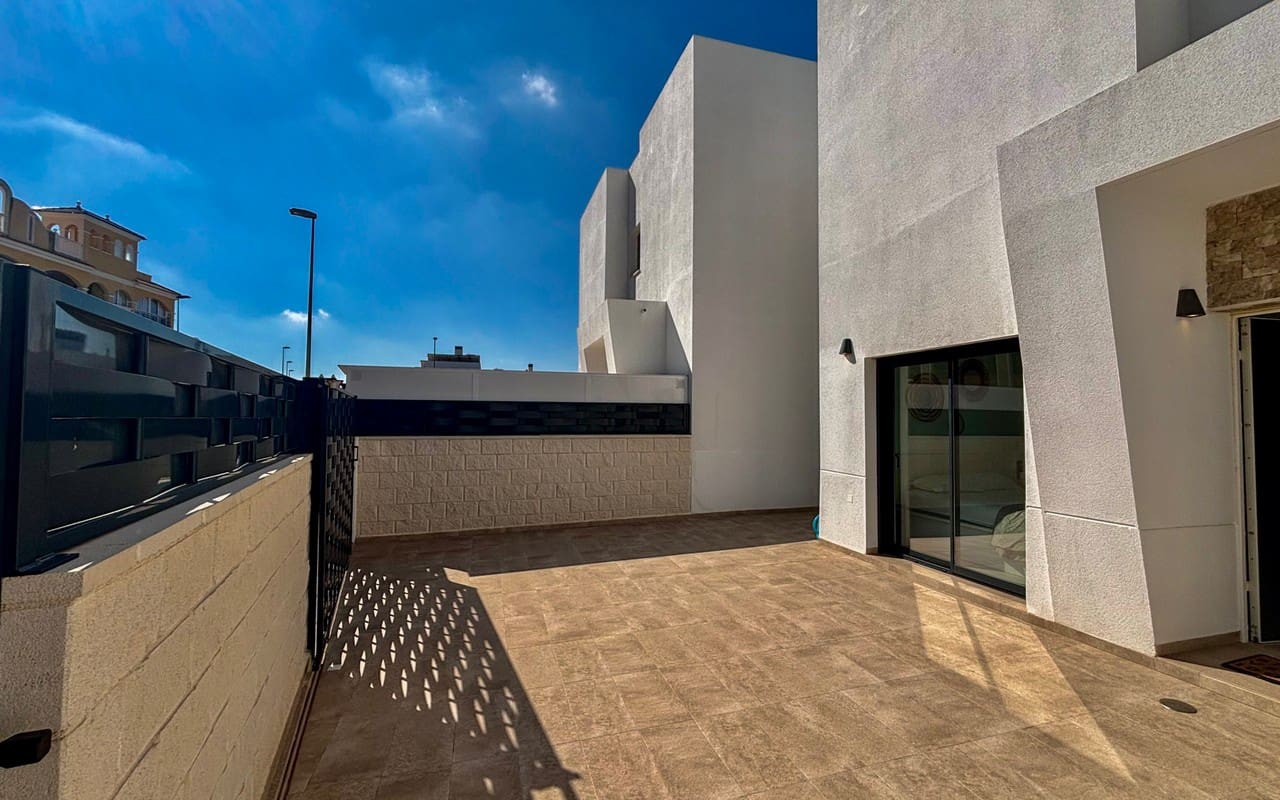 2 slaapkamer Villa te koop in Benijofar met zwembad garage - € 429.500 (Ref: 9841883)