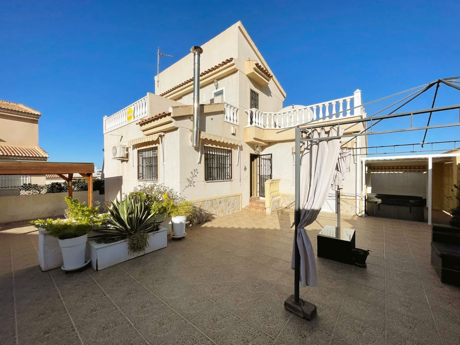 3 slaapkamer Villa te koop in Ciudad Quesada met zwembad - € 285.000 (Ref: 9996458)