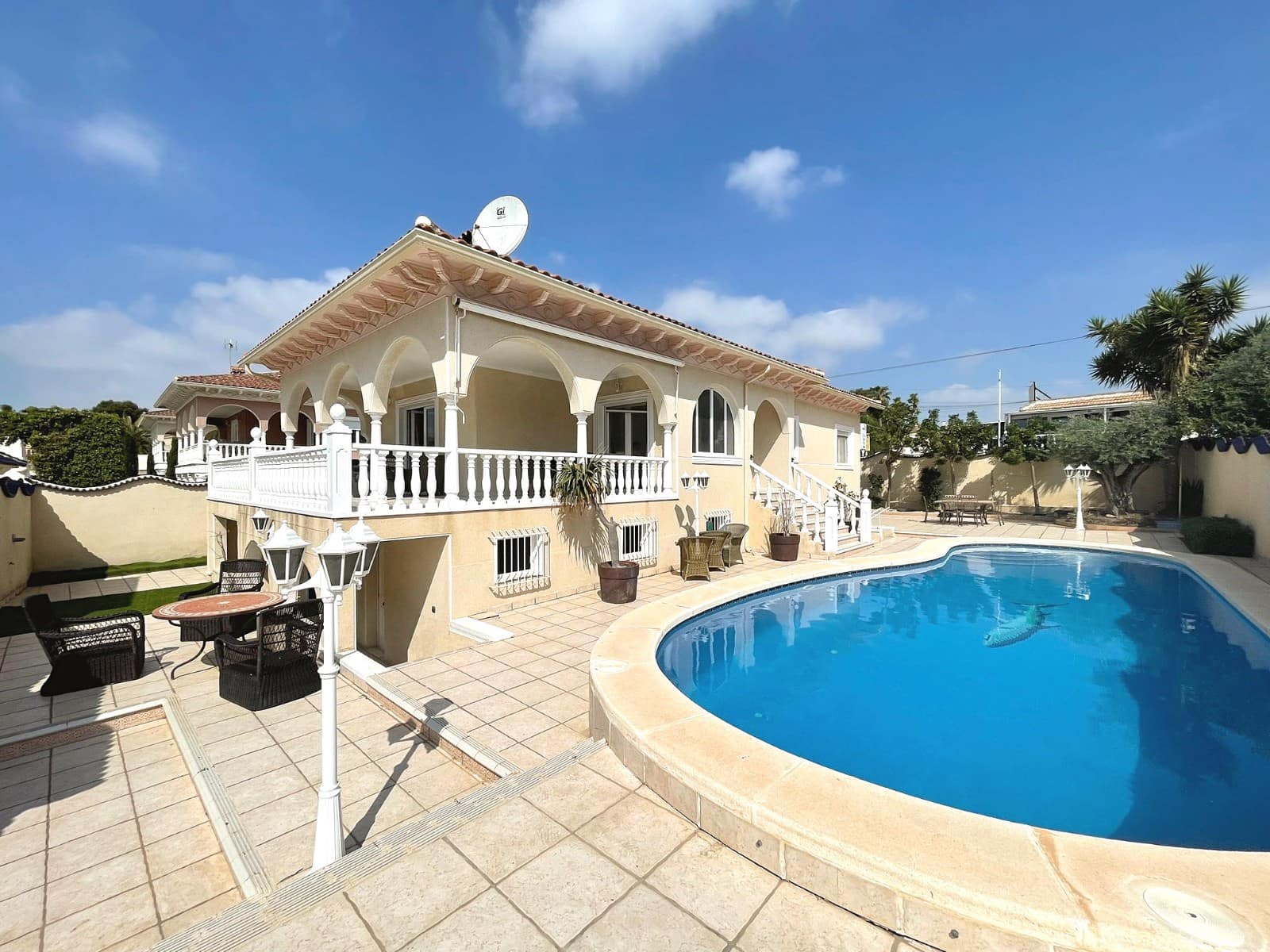 4 slaapkamer Villa te koop in Ciudad Quesada met zwembad - € 585.000 (Ref: 9996471)