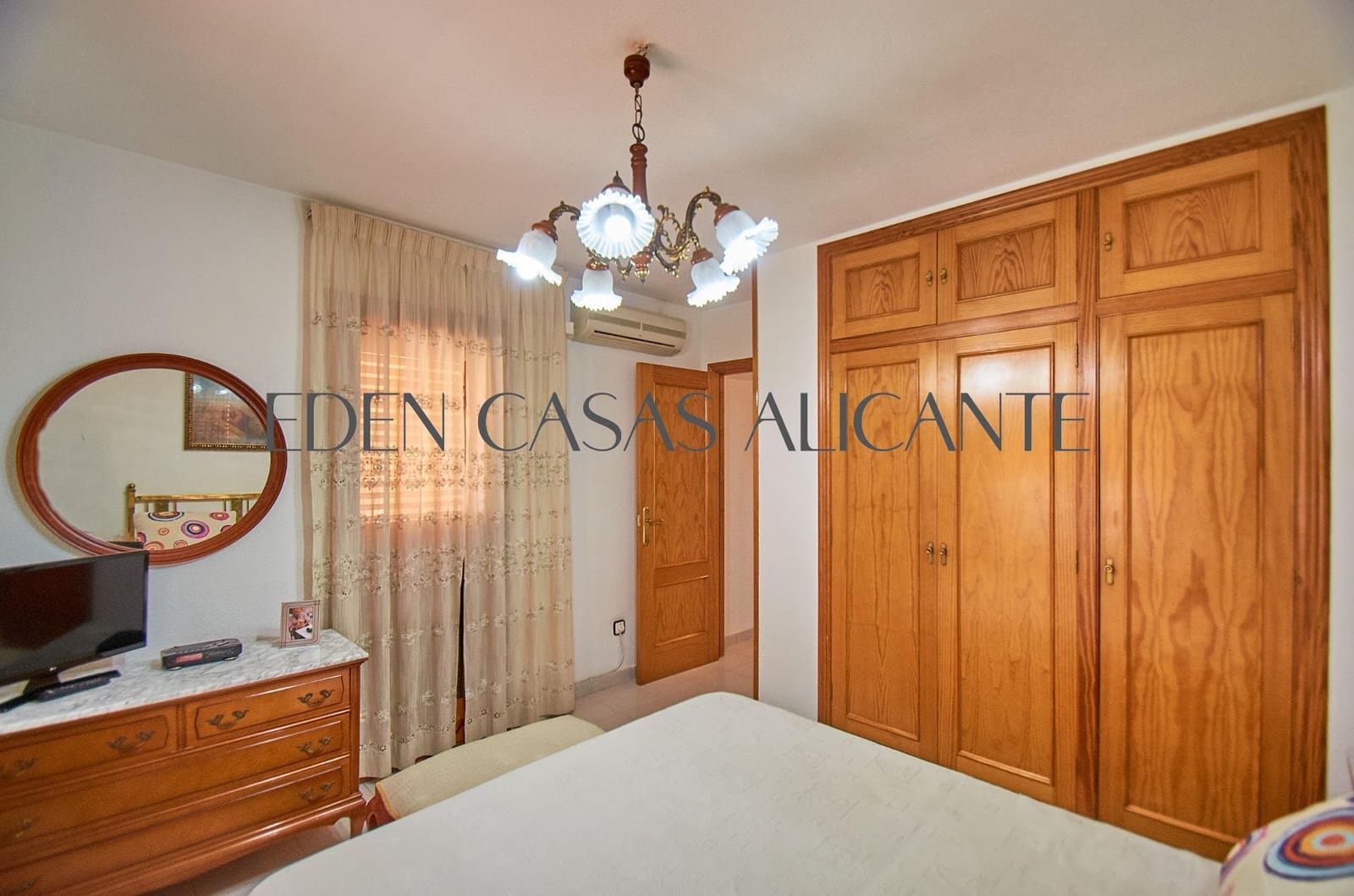 4 makuuhuone Bungalow myytävänä paikassa San Juan de Alicante / Sant Joan d'Alacant mukana 
autotalli - 550 000 € (Ref: 10100364)