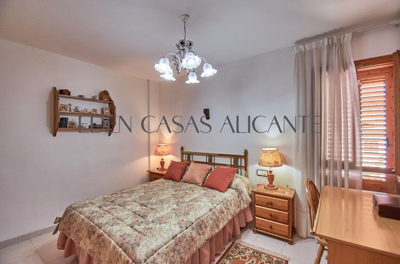 4 makuuhuone Bungalow myytävänä paikassa San Juan de Alicante / Sant Joan d'Alacant mukana 
autotalli - 550 000 € (Ref: 10100364)
