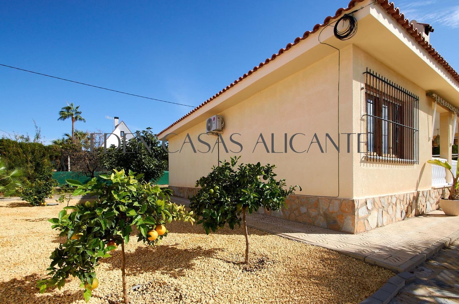 3 bedroom Villa for sale in Busot with pool garage - € 435,000 (Ref: 10168647)