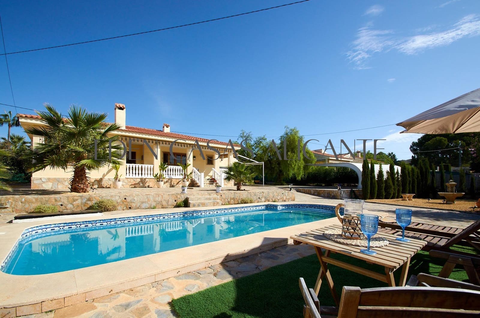 3 bedroom Villa for sale in Busot with pool garage - € 435,000 (Ref: 10168647)