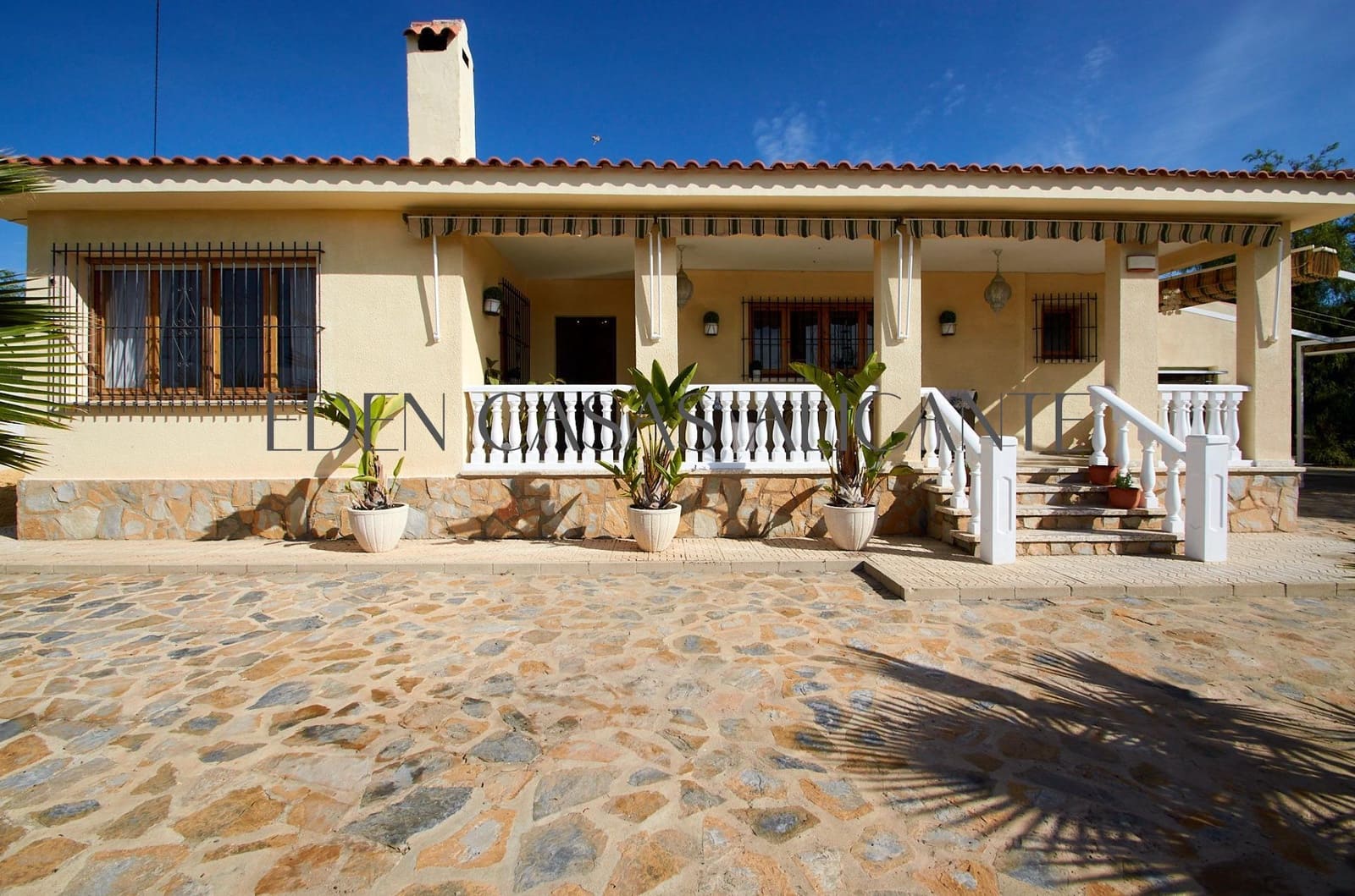 3 bedroom Villa for sale in Busot with pool garage - € 435,000 (Ref: 10168647)