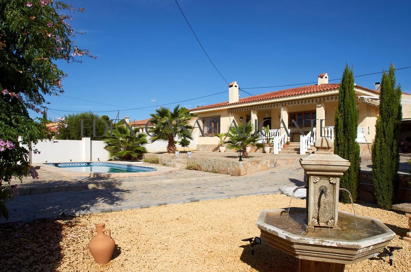 3 bedroom Villa for sale in Busot with pool garage - € 435,000 (Ref: 10168647)
