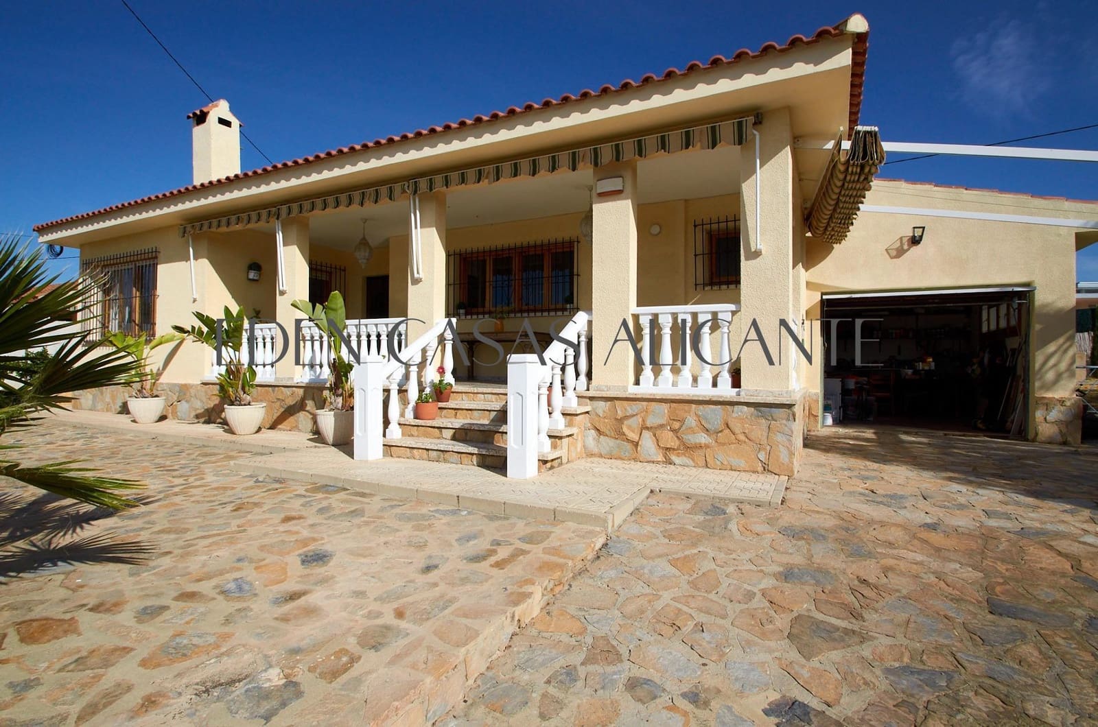 3 bedroom Villa for sale in Busot with pool garage - € 435,000 (Ref: 10168647)