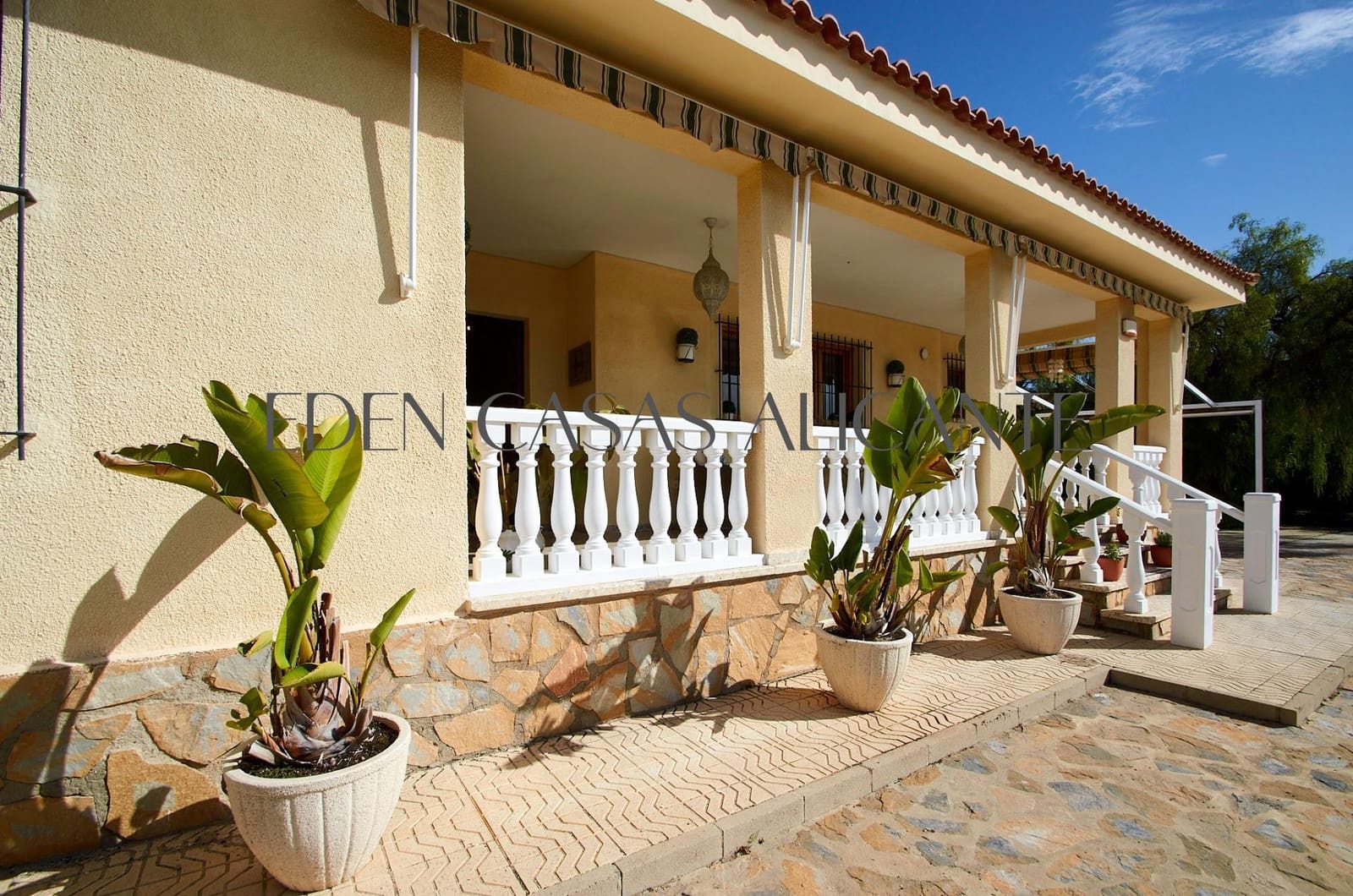 3 bedroom Villa for sale in Busot with pool garage - € 435,000 (Ref: 10168647)