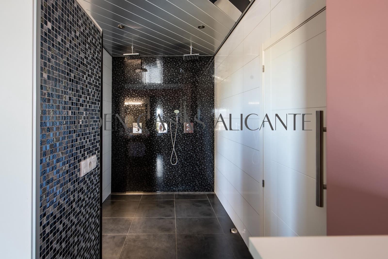 5 soveværelse Villa til salg i Aguaderas med swimmingpool garage - € 650.000 (Ref: 8741595)