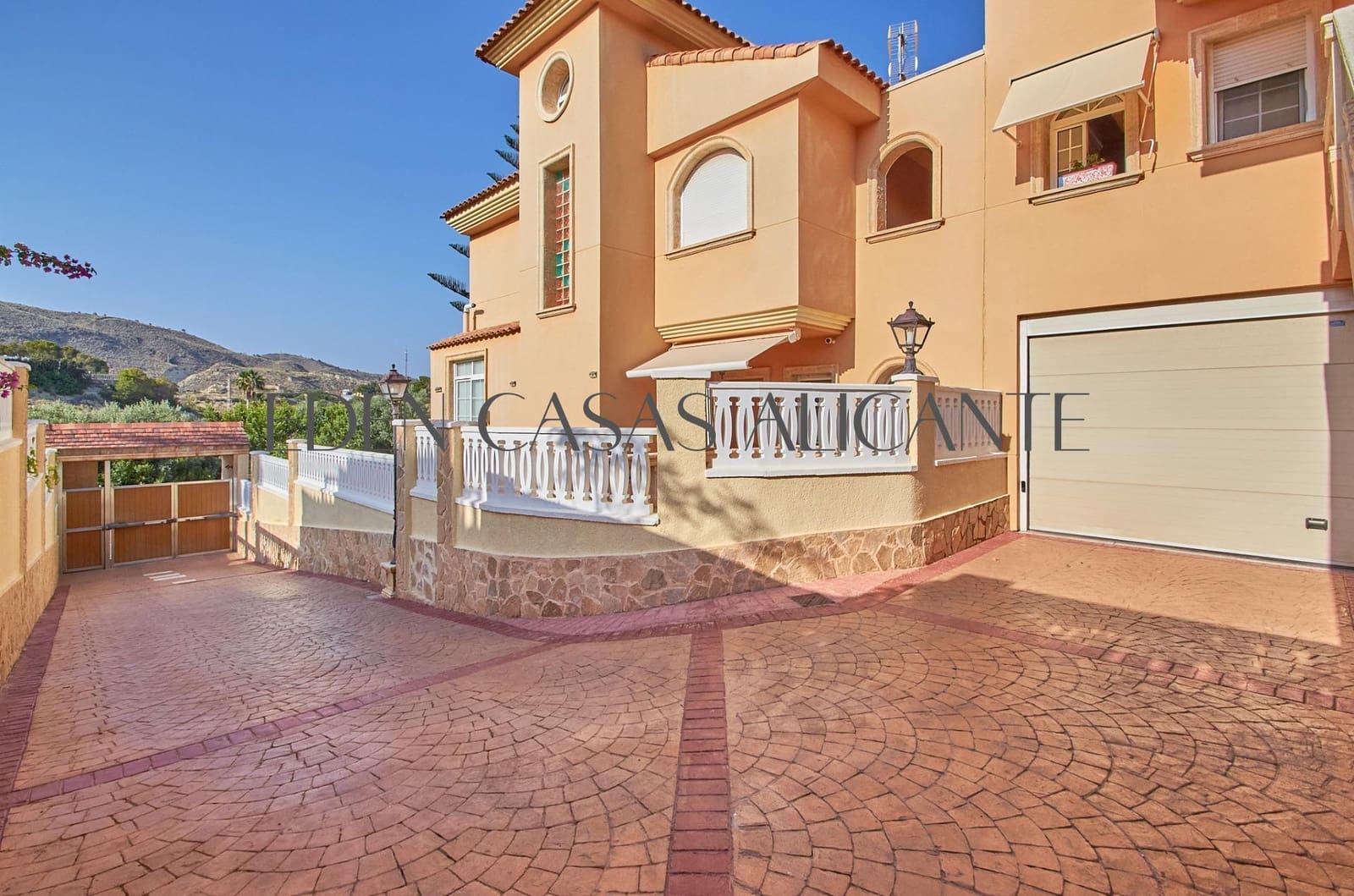 3 soveværelse Villa til salg i El Campello med garage - € 590.000 (Ref: 9103039)