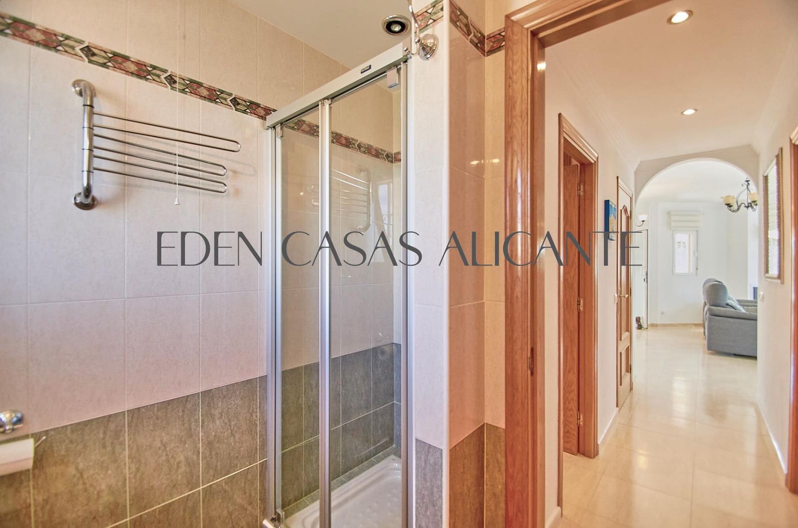 5 bedroom Villa for sale in Busot with pool - € 465,000 (Ref: 9347614)