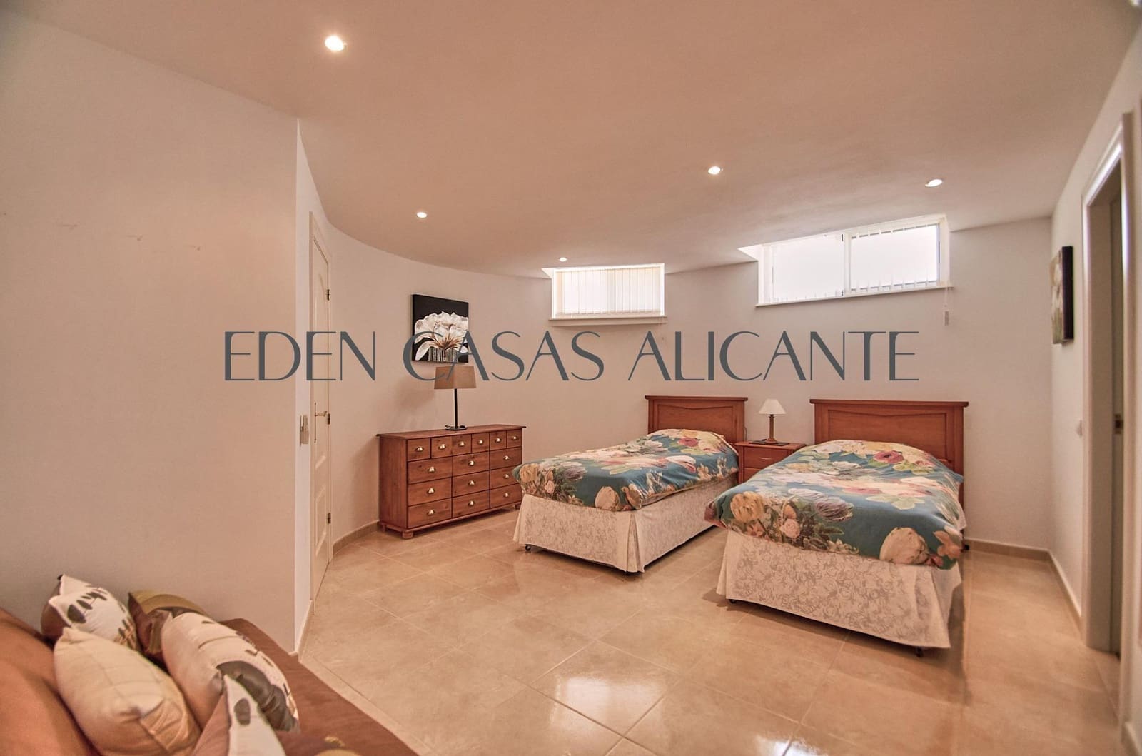 5 bedroom Villa for sale in Busot with pool - € 465,000 (Ref: 9347614)