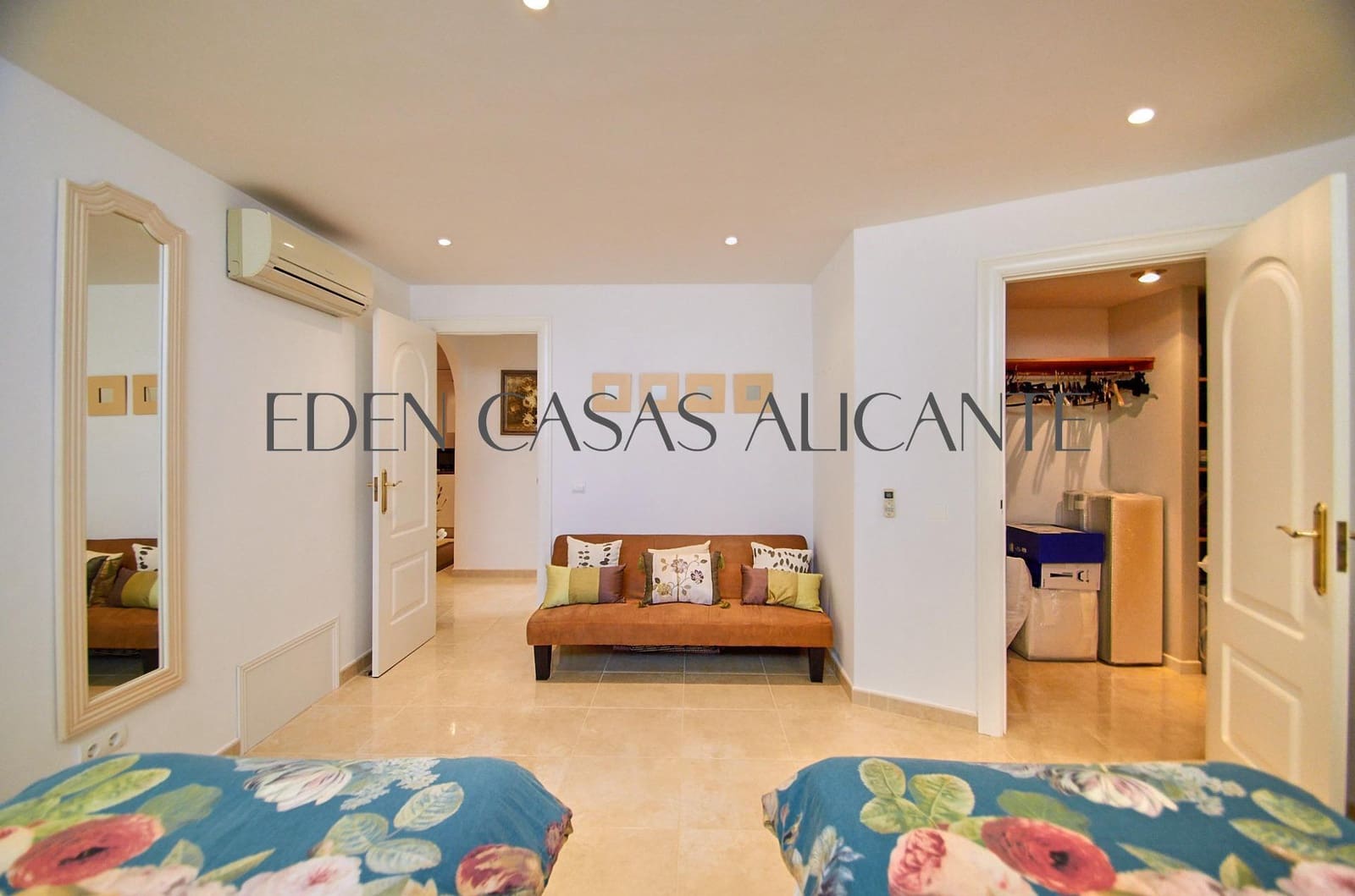 5 bedroom Villa for sale in Busot with pool - € 465,000 (Ref: 9347614)