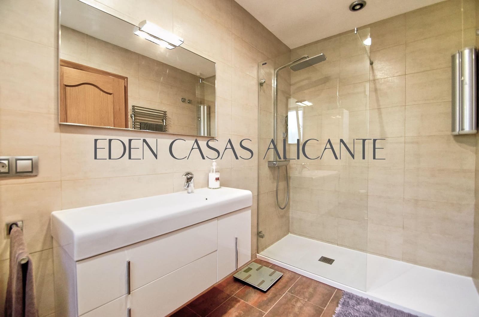 5 bedroom Villa for sale in Busot with pool - € 465,000 (Ref: 9347614)