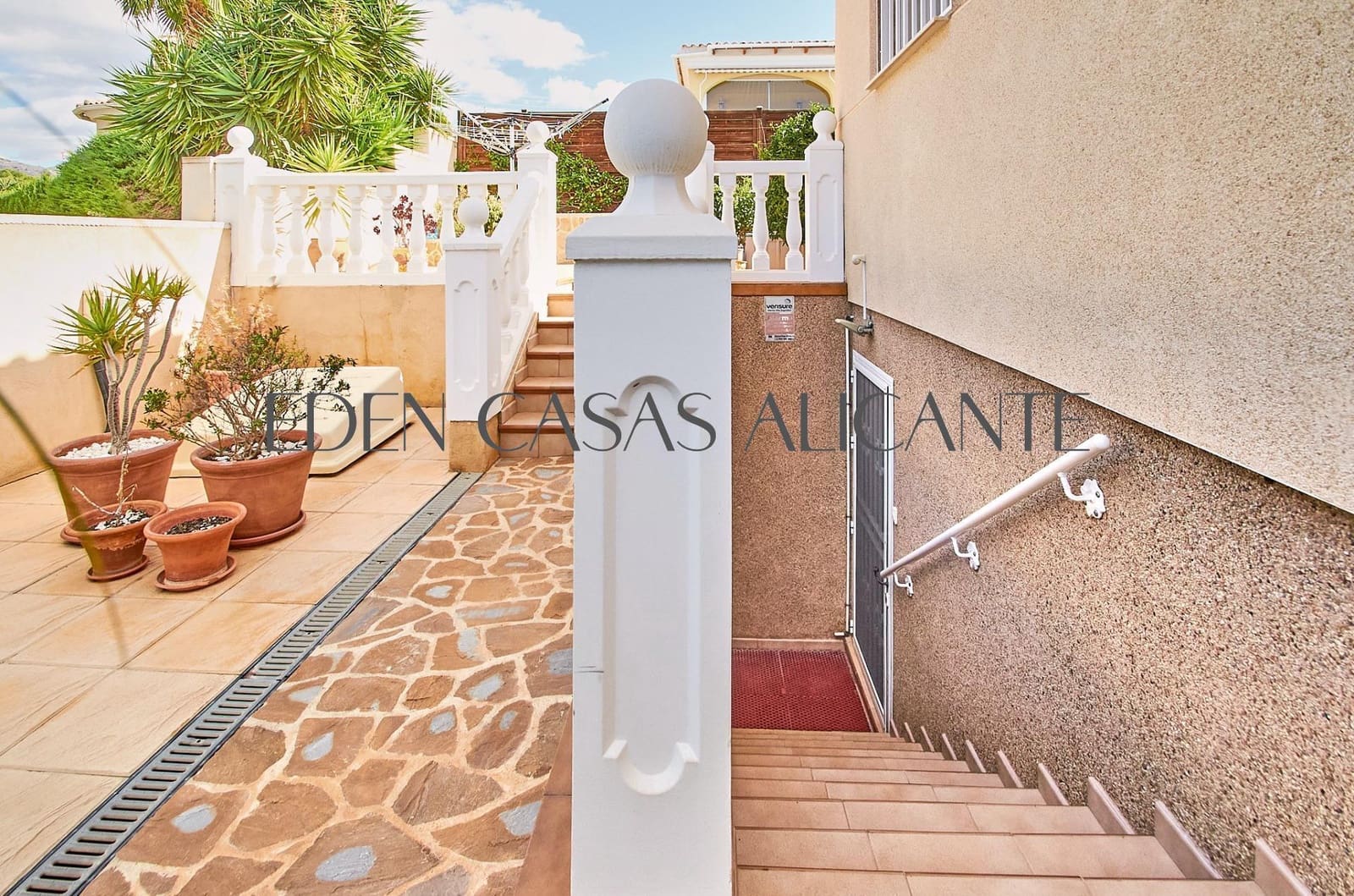 5 bedroom Villa for sale in Busot with pool - € 465,000 (Ref: 9347614)