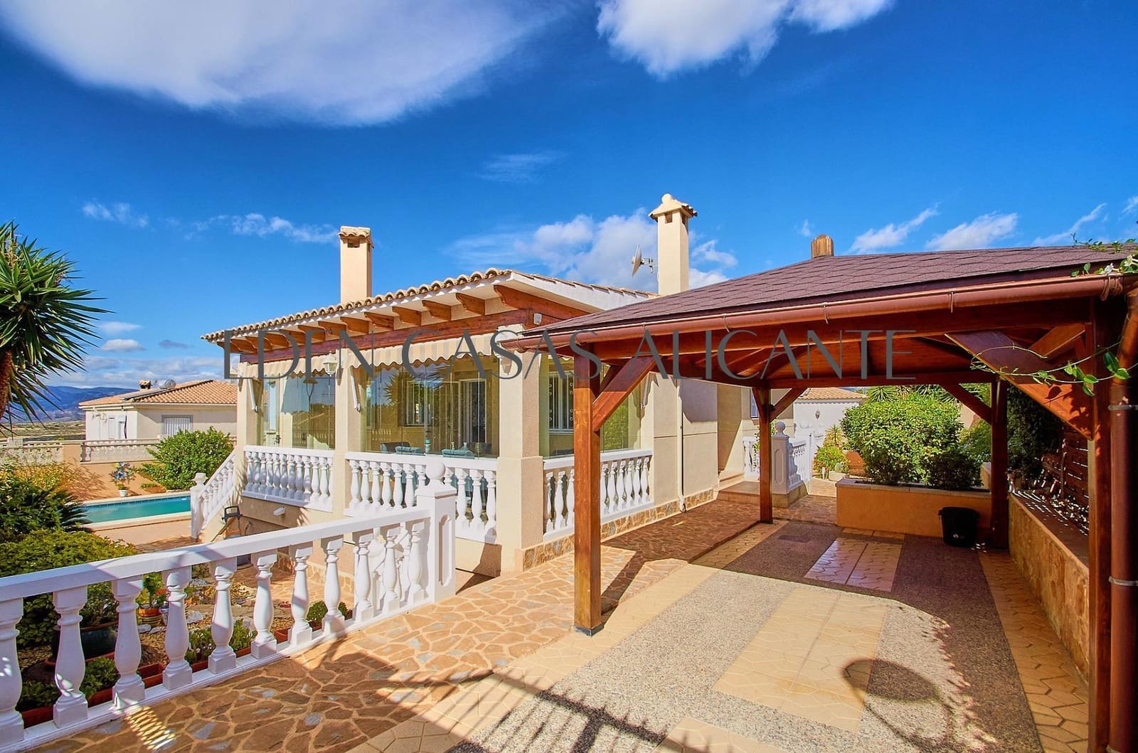 5 bedroom Villa for sale in Busot with pool - € 465,000 (Ref: 9347614)