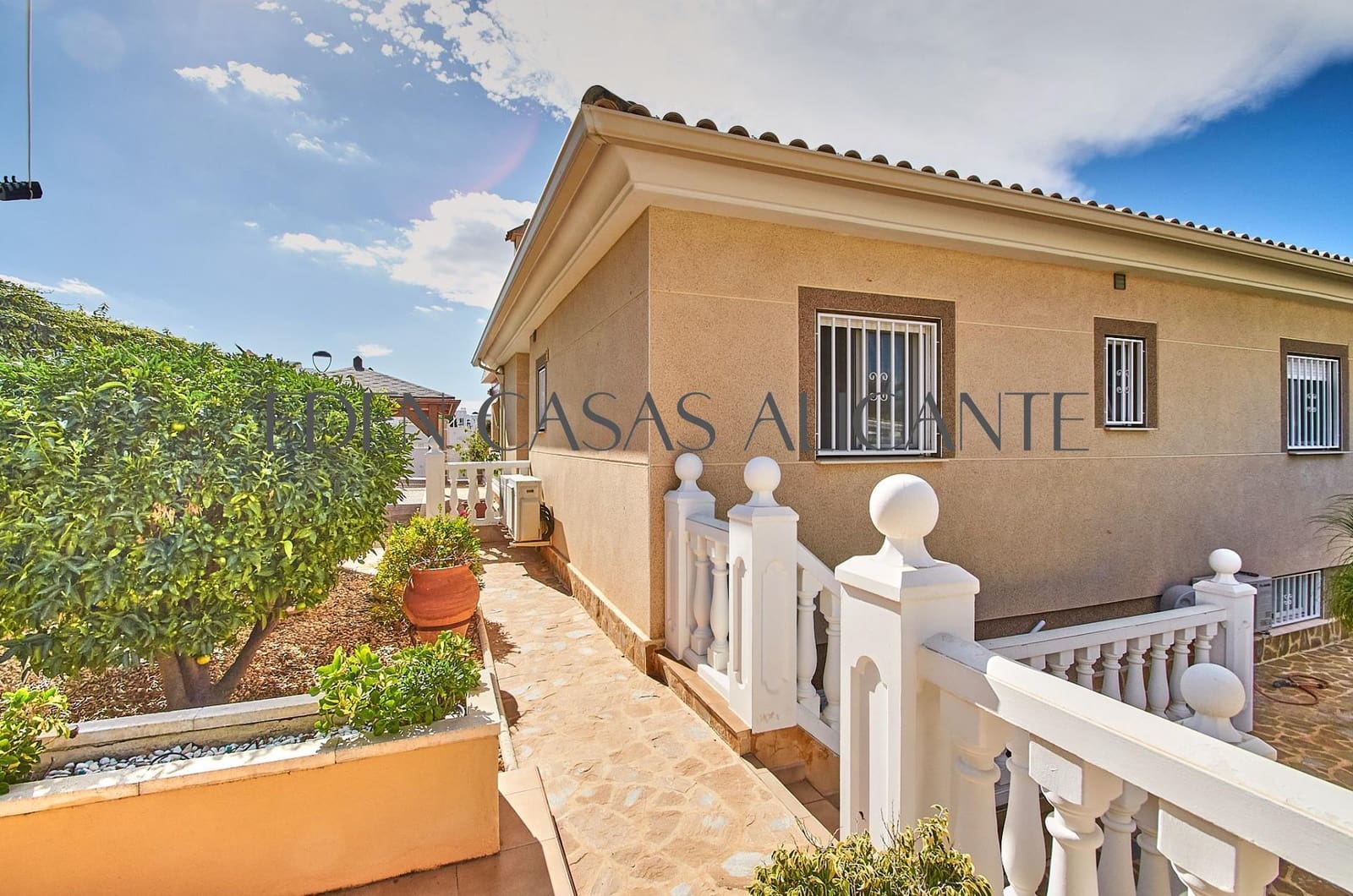 5 bedroom Villa for sale in Busot with pool - € 465,000 (Ref: 9347614)