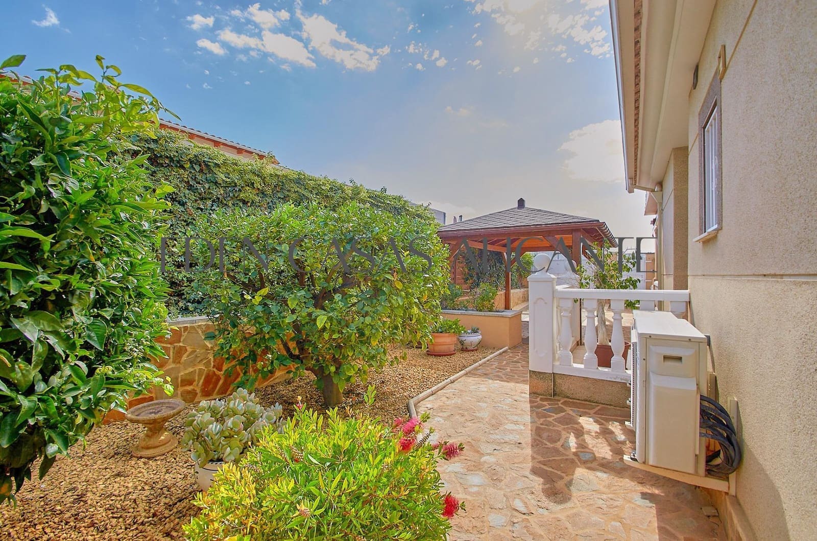 5 bedroom Villa for sale in Busot with pool - € 465,000 (Ref: 9347614)