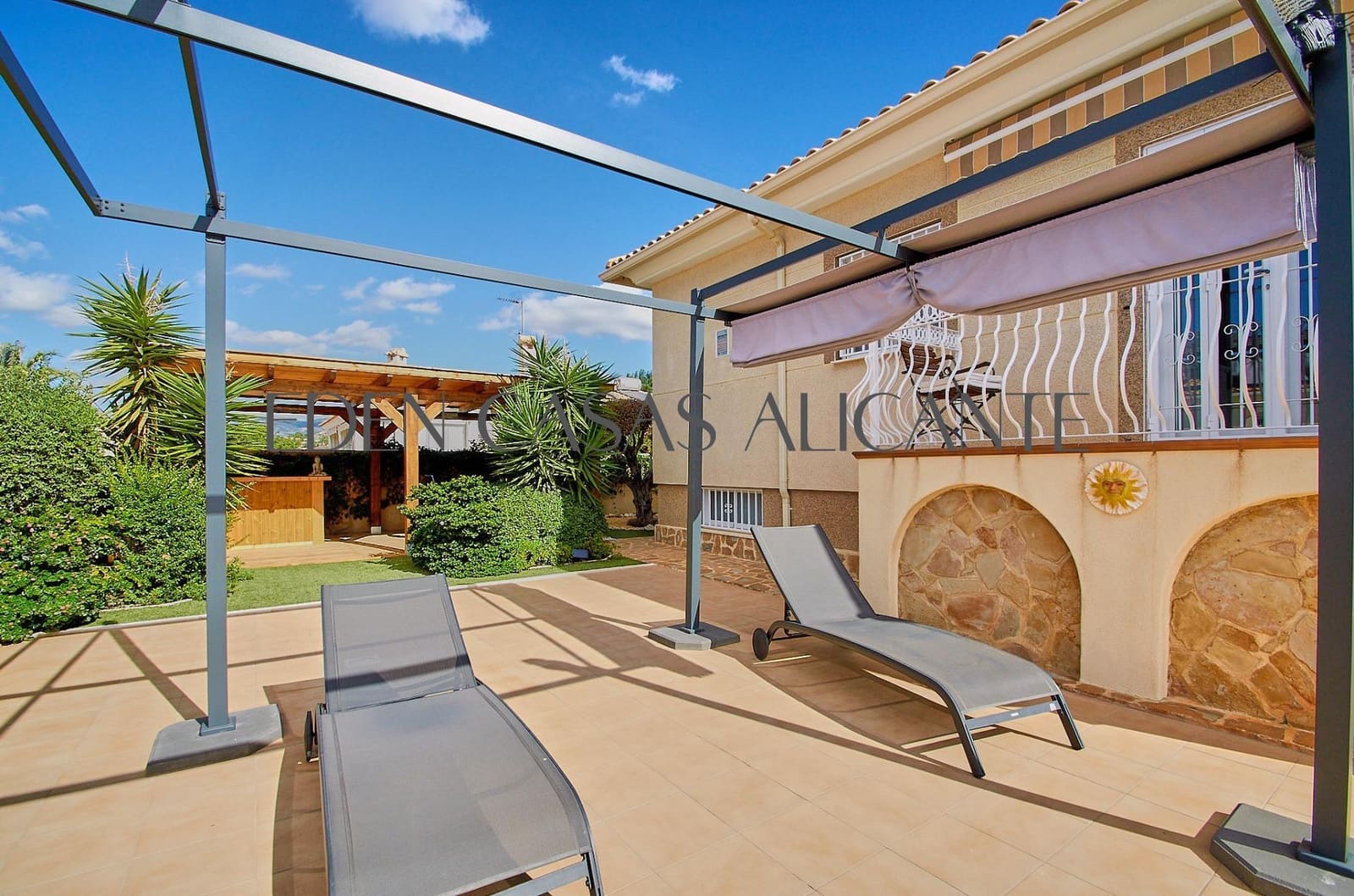 5 bedroom Villa for sale in Busot with pool - € 465,000 (Ref: 9347614)