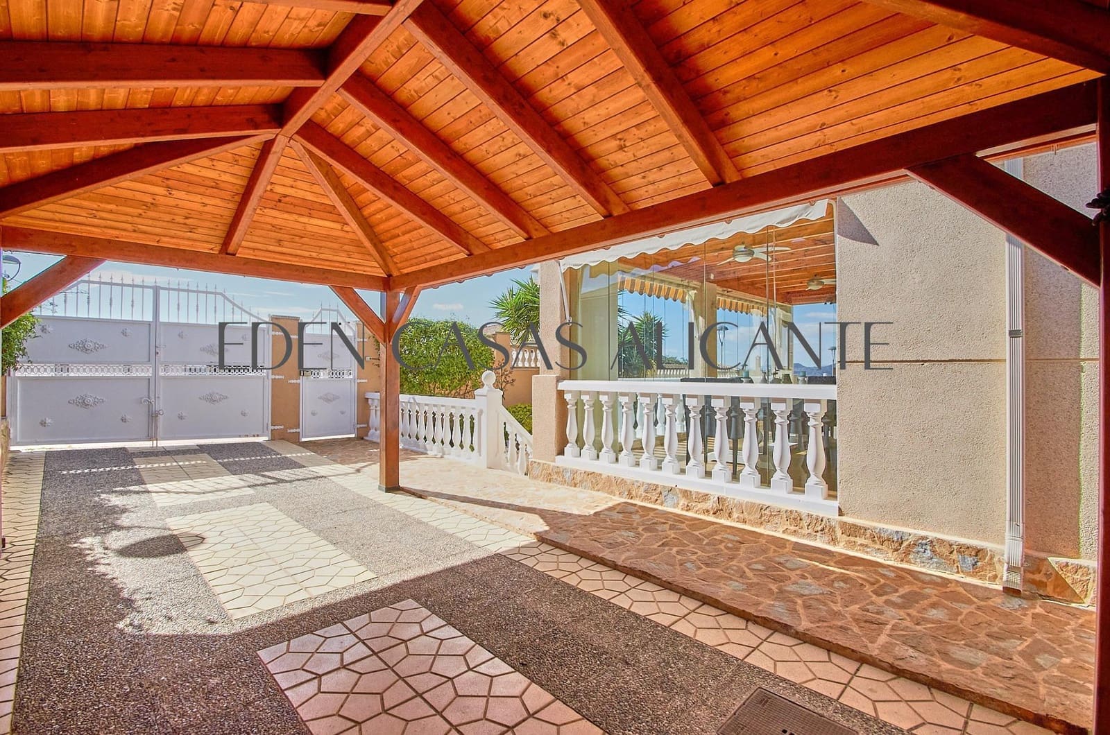 5 bedroom Villa for sale in Busot with pool - € 465,000 (Ref: 9347614)