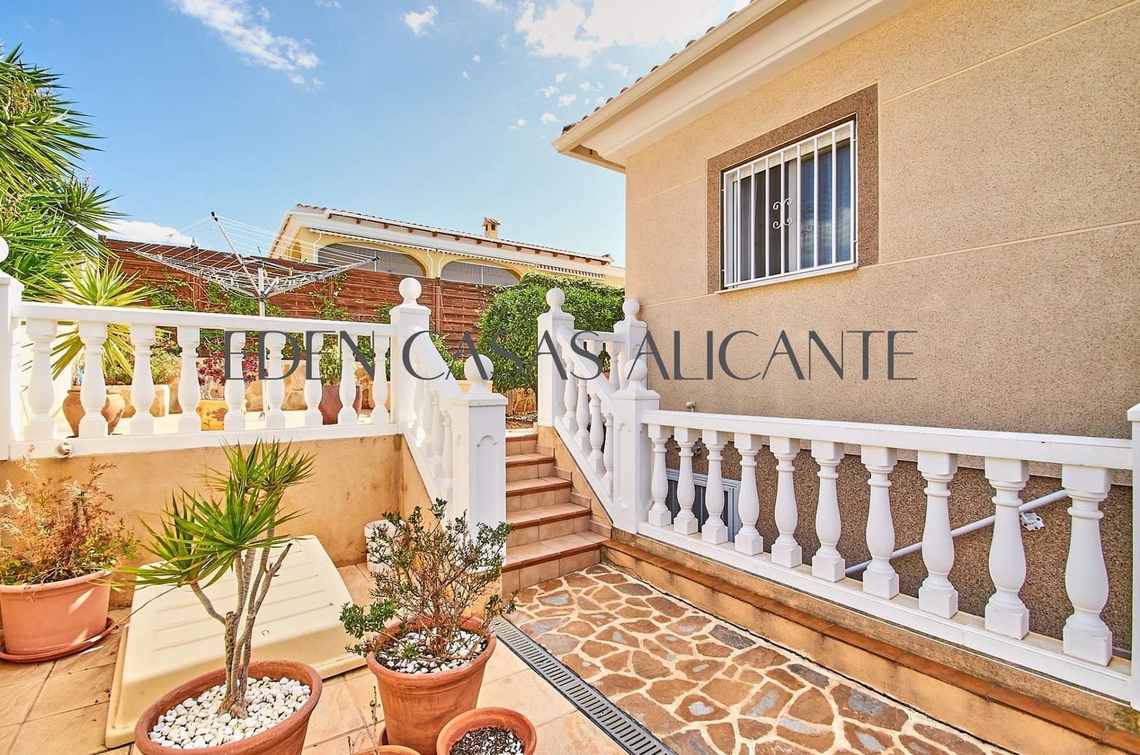 5 bedroom Villa for sale in Busot with pool - € 465,000 (Ref: 9347614)