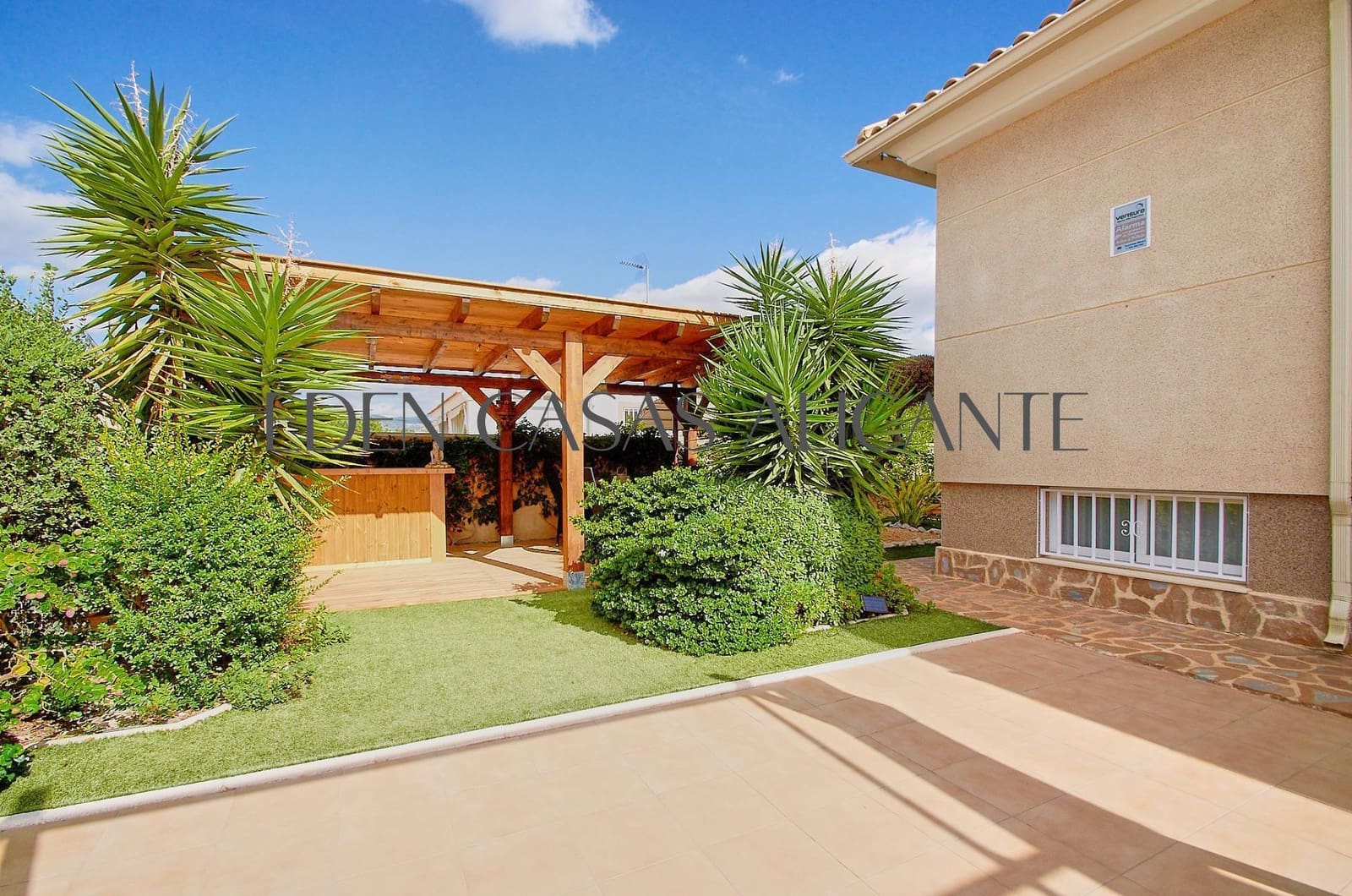 5 bedroom Villa for sale in Busot with pool - € 465,000 (Ref: 9347614)