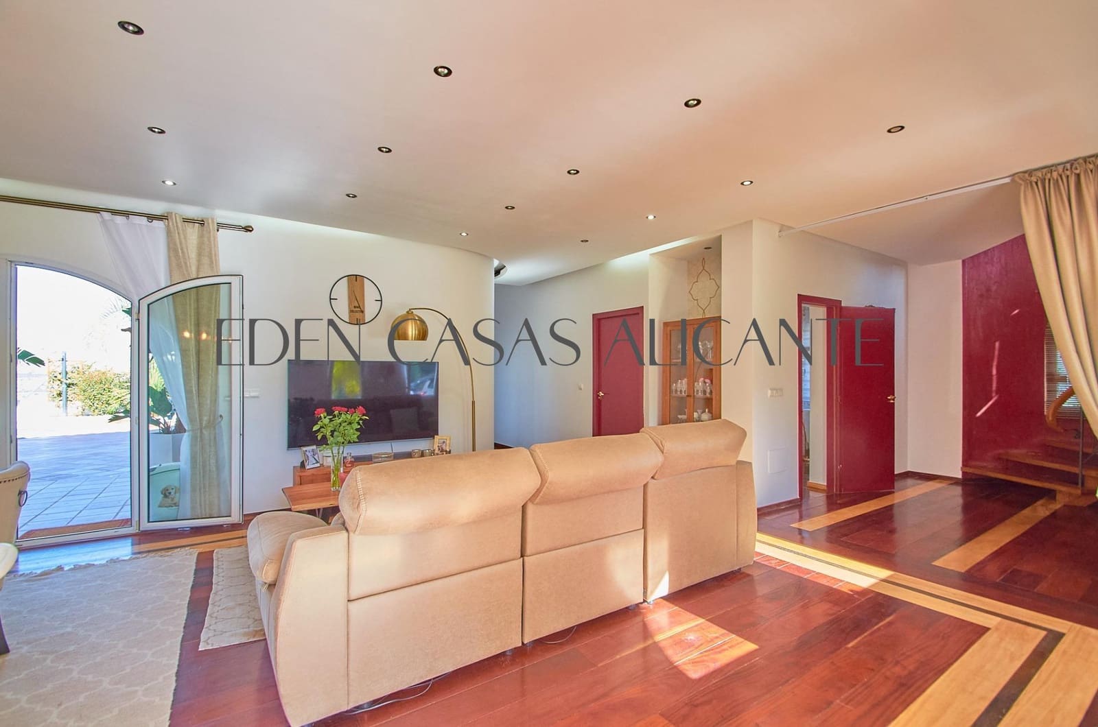 6 bedroom Villa for sale in Busot with pool - € 775,000 (Ref: 9362503)