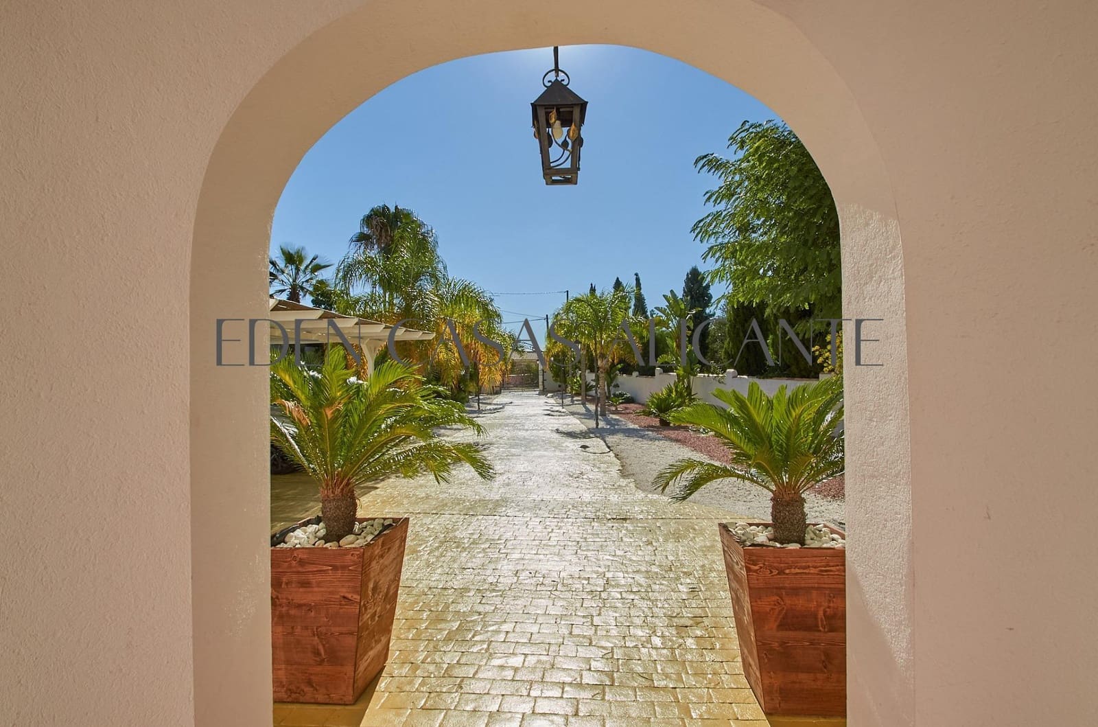 6 bedroom Villa for sale in Busot with pool - € 775,000 (Ref: 9362503)