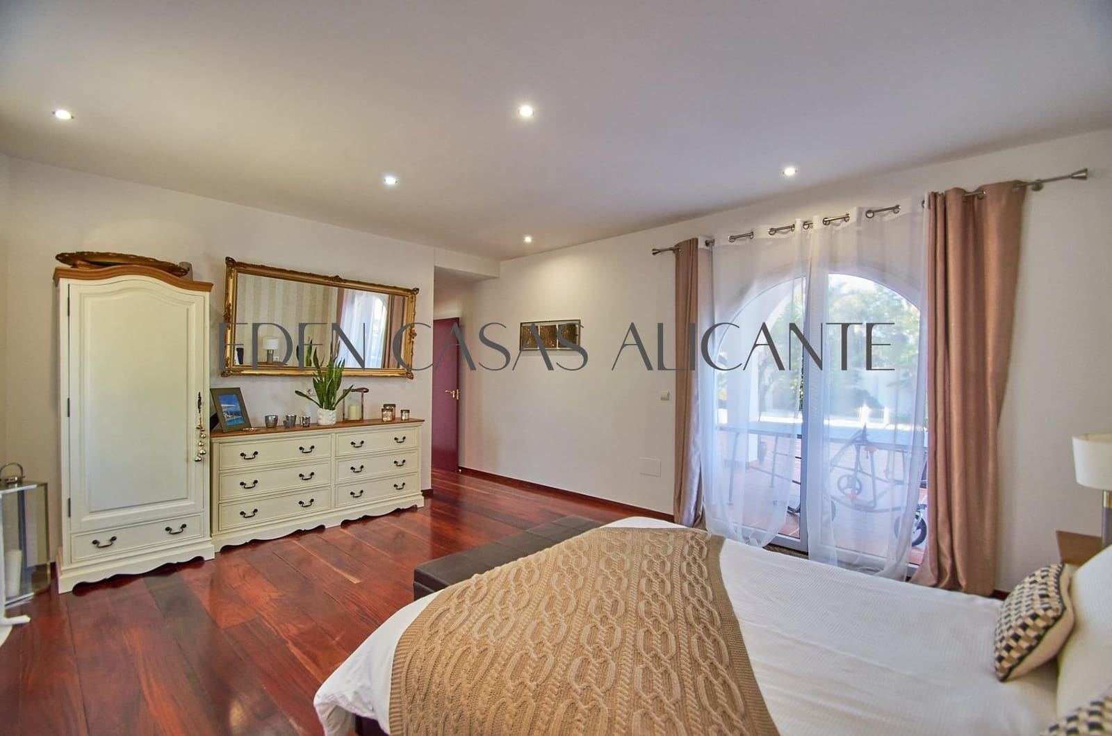 6 bedroom Villa for sale in Busot with pool - € 775,000 (Ref: 9362503)