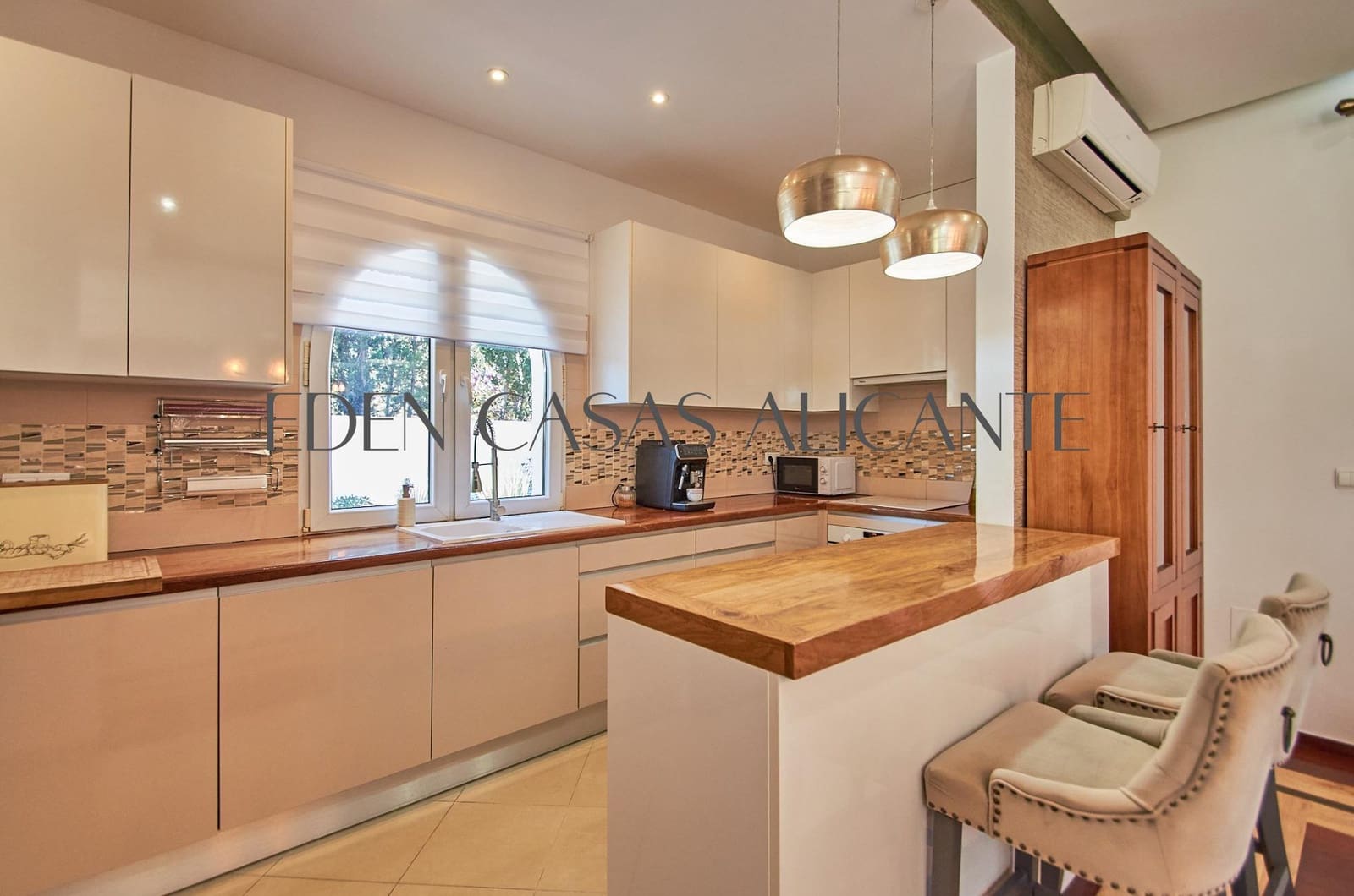 6 bedroom Villa for sale in Busot with pool - € 775,000 (Ref: 9362503)