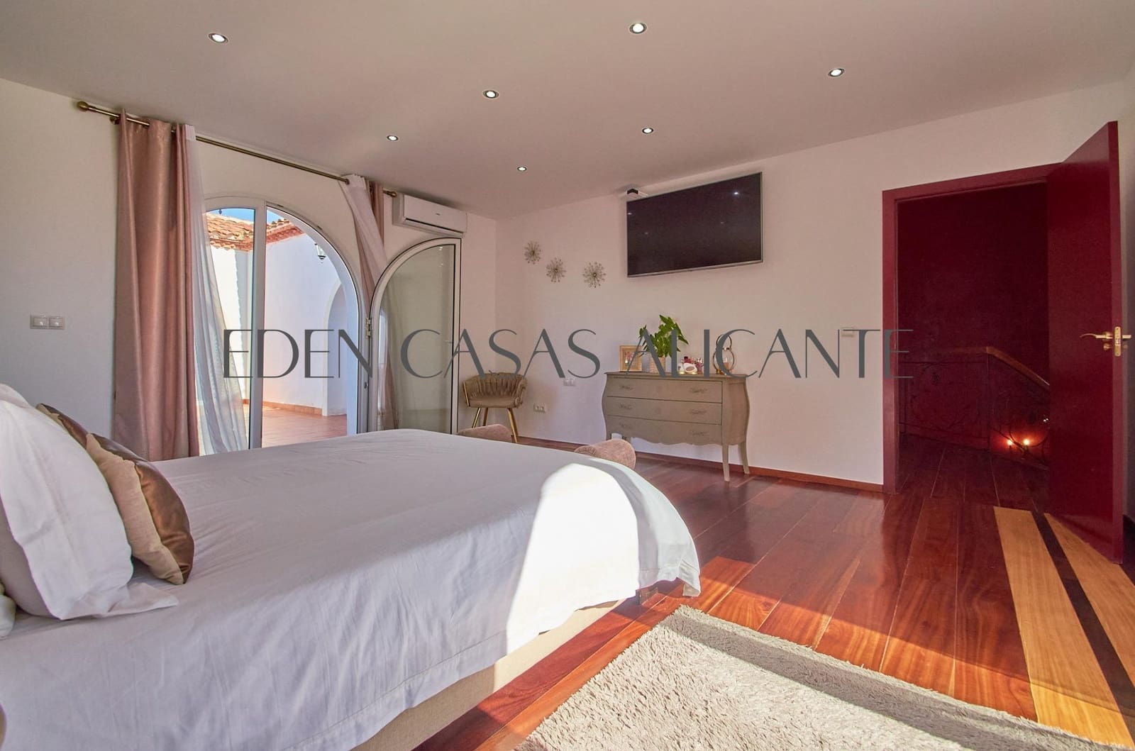 6 bedroom Villa for sale in Busot with pool - € 775,000 (Ref: 9362503)