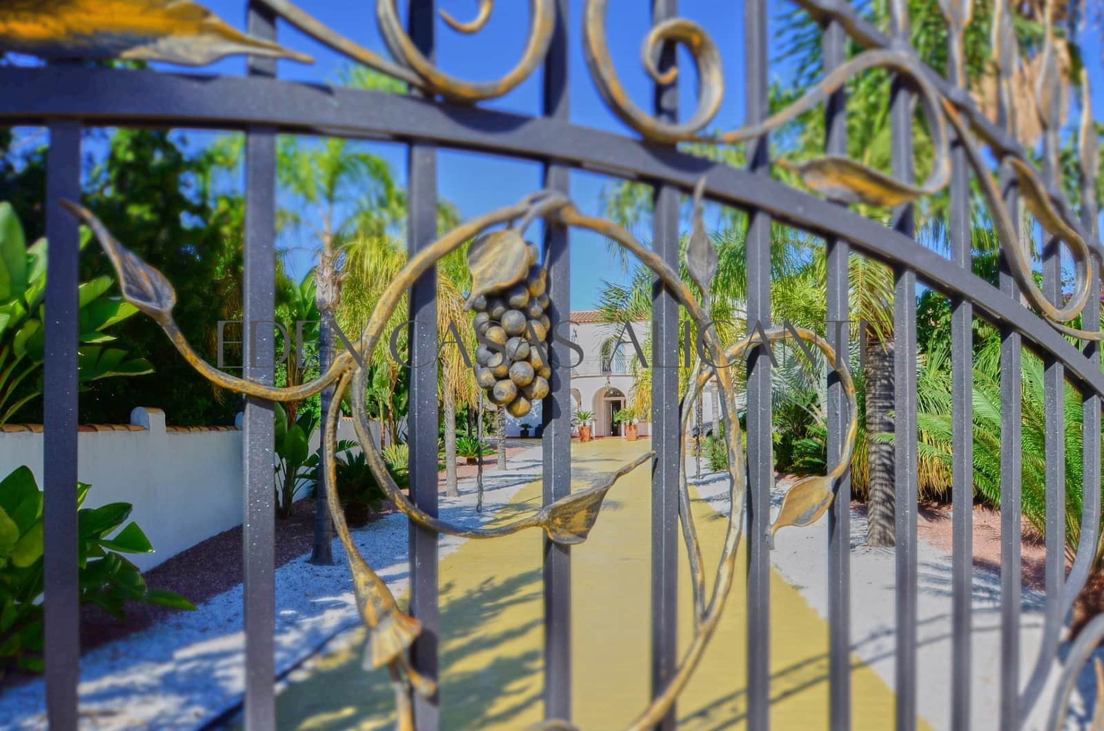 6 bedroom Villa for sale in Busot with pool - € 775,000 (Ref: 9362503)