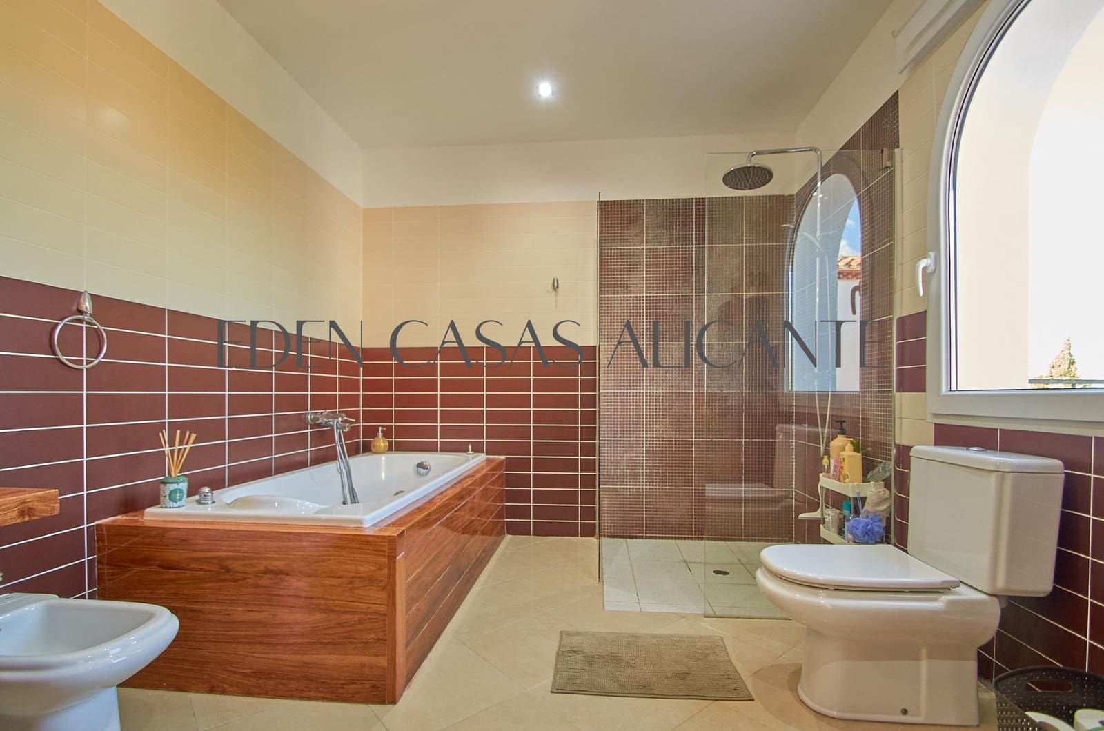 6 bedroom Villa for sale in Busot with pool - € 775,000 (Ref: 9362503)