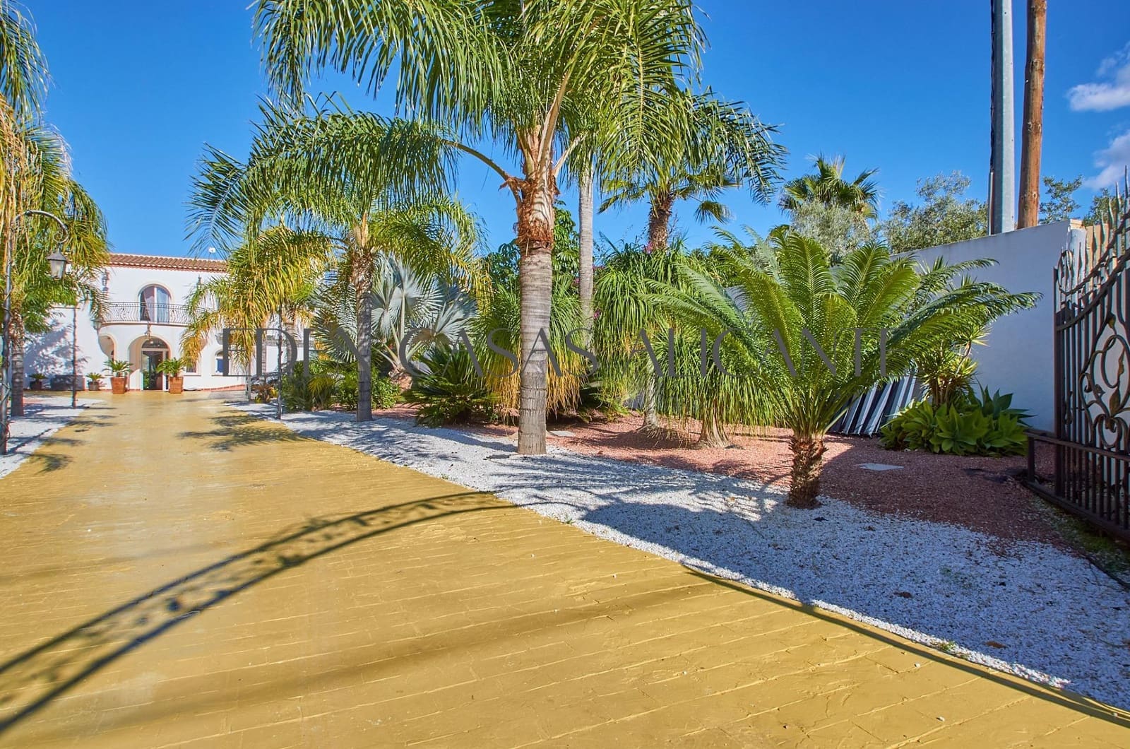 6 bedroom Villa for sale in Busot with pool - € 775,000 (Ref: 9362503)