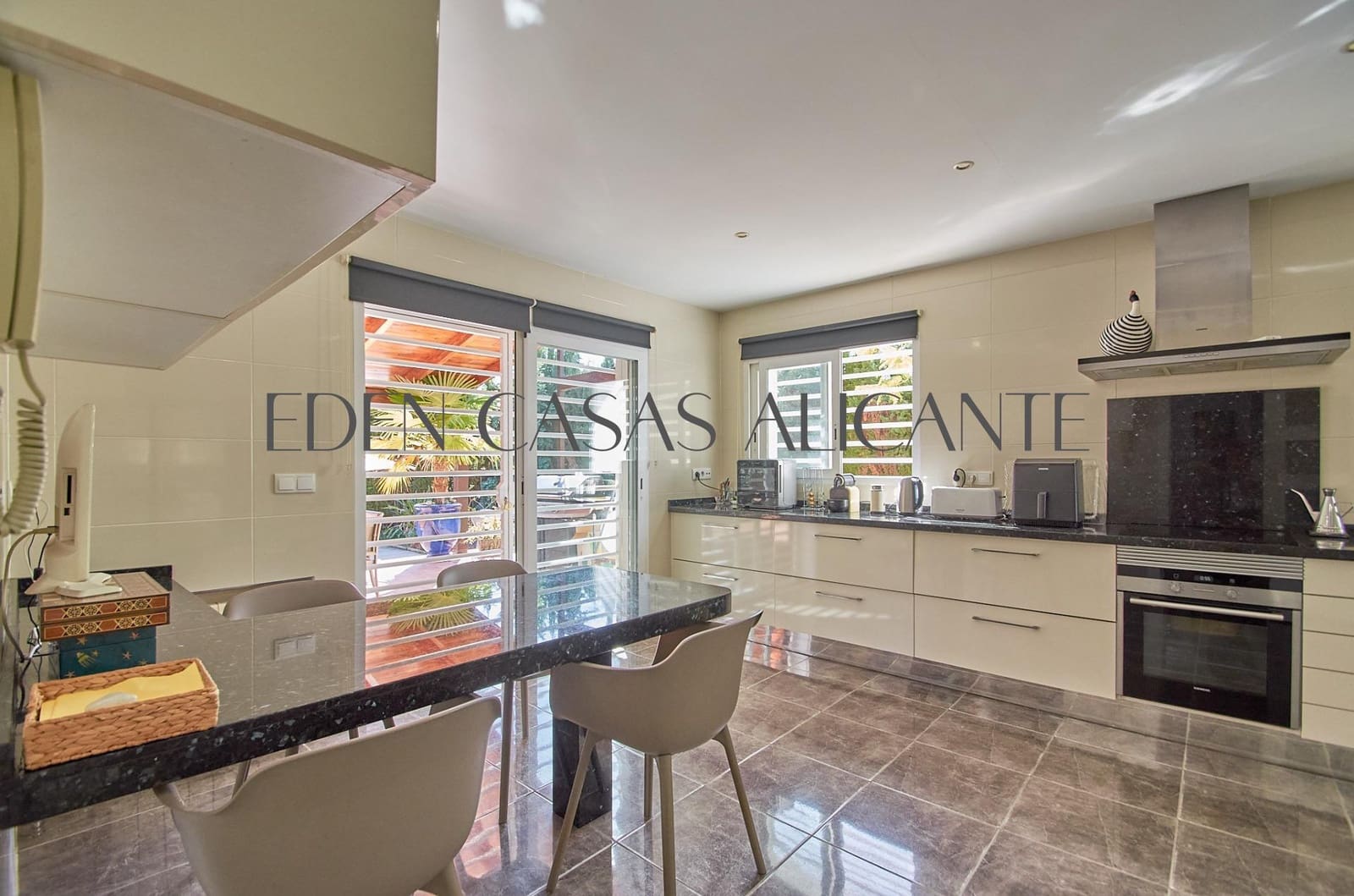 5 makuuhuone Huvila myytävänä paikassa San Juan de Alicante / Sant Joan d'Alacant mukana uima-altaan 
autotalli - 770 000 € (Ref: 9383174)