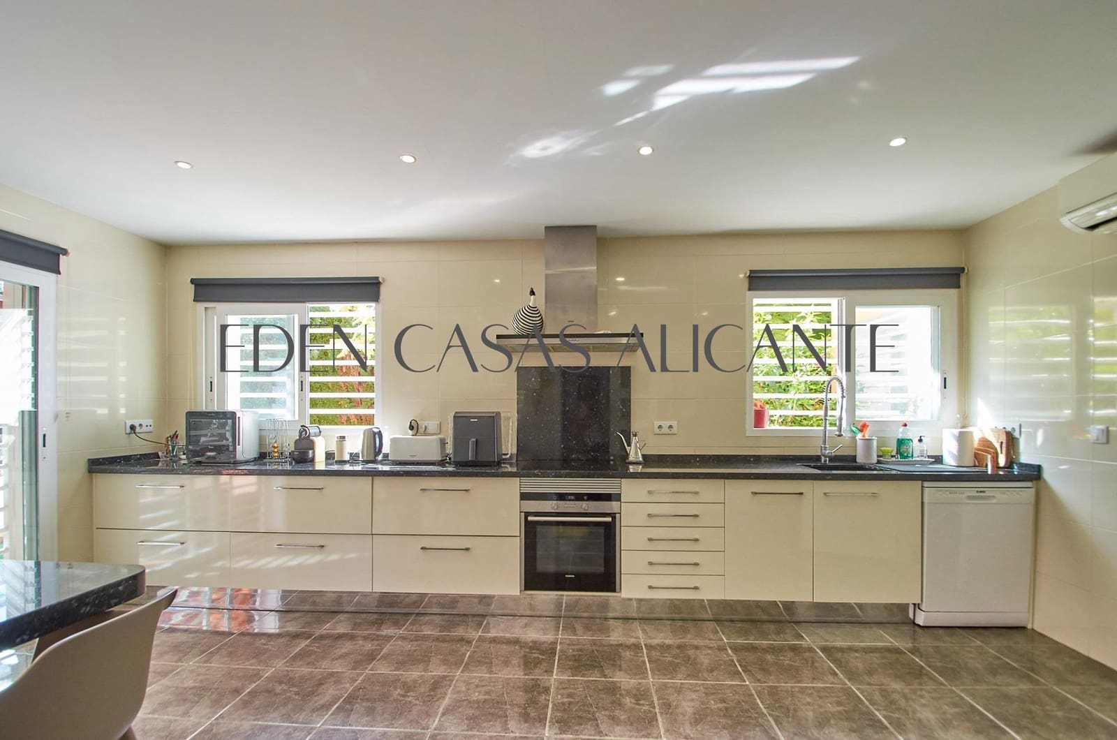 5 makuuhuone Huvila myytävänä paikassa San Juan de Alicante / Sant Joan d'Alacant mukana uima-altaan 
autotalli - 770 000 € (Ref: 9383174)