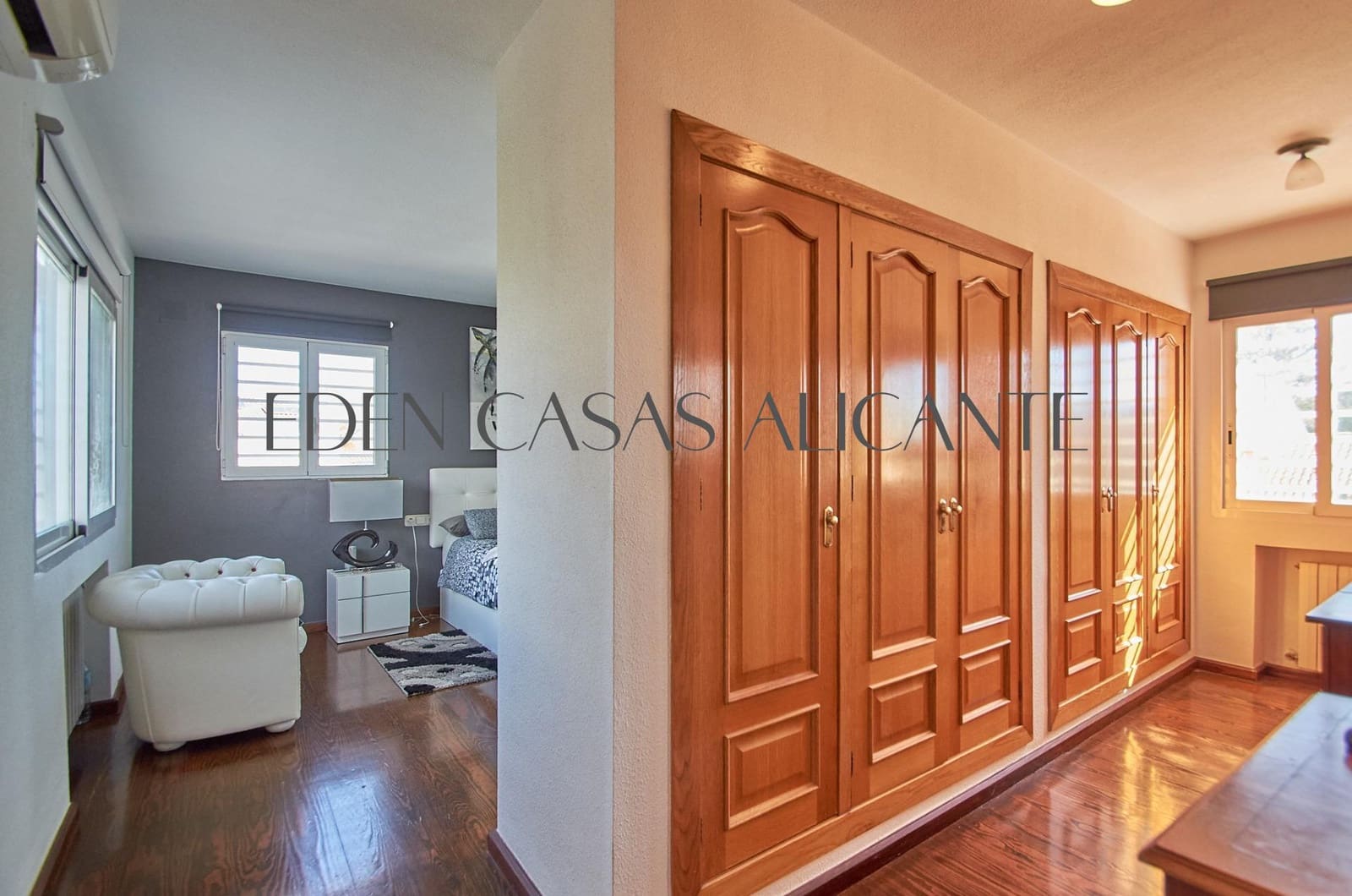 5 makuuhuone Huvila myytävänä paikassa San Juan de Alicante / Sant Joan d'Alacant mukana uima-altaan 
autotalli - 770 000 € (Ref: 9383174)