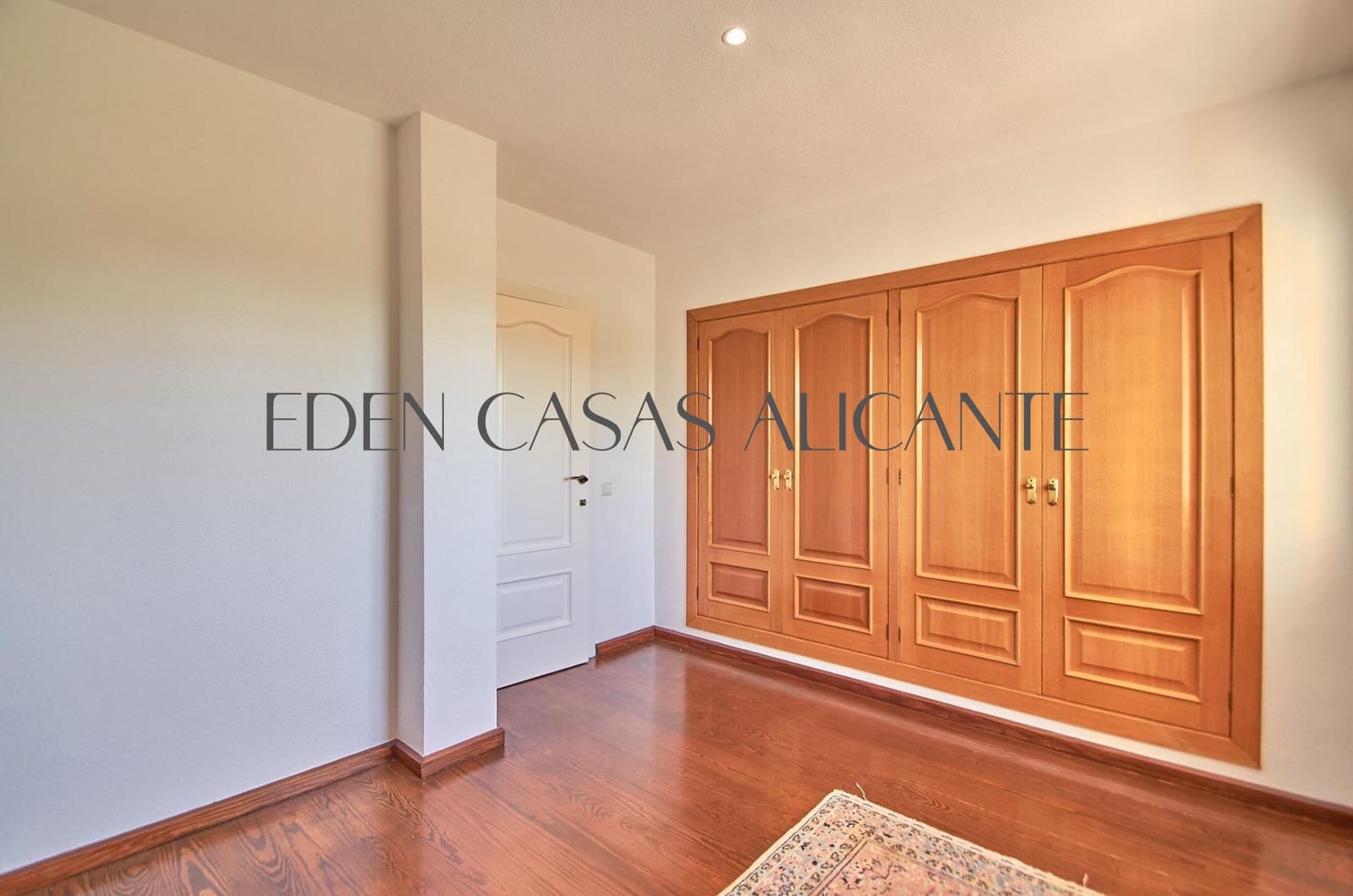 5 makuuhuone Huvila myytävänä paikassa San Juan de Alicante / Sant Joan d'Alacant mukana uima-altaan 
autotalli - 770 000 € (Ref: 9383174)