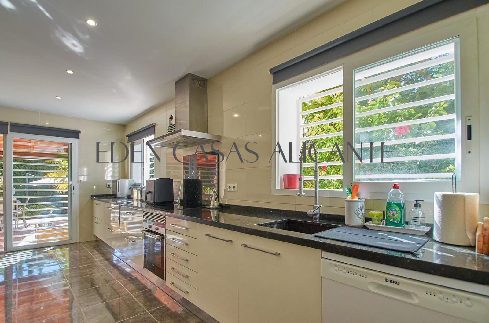 5 makuuhuone Huvila myytävänä paikassa San Juan de Alicante / Sant Joan d'Alacant mukana uima-altaan 
autotalli - 770 000 € (Ref: 9383174)